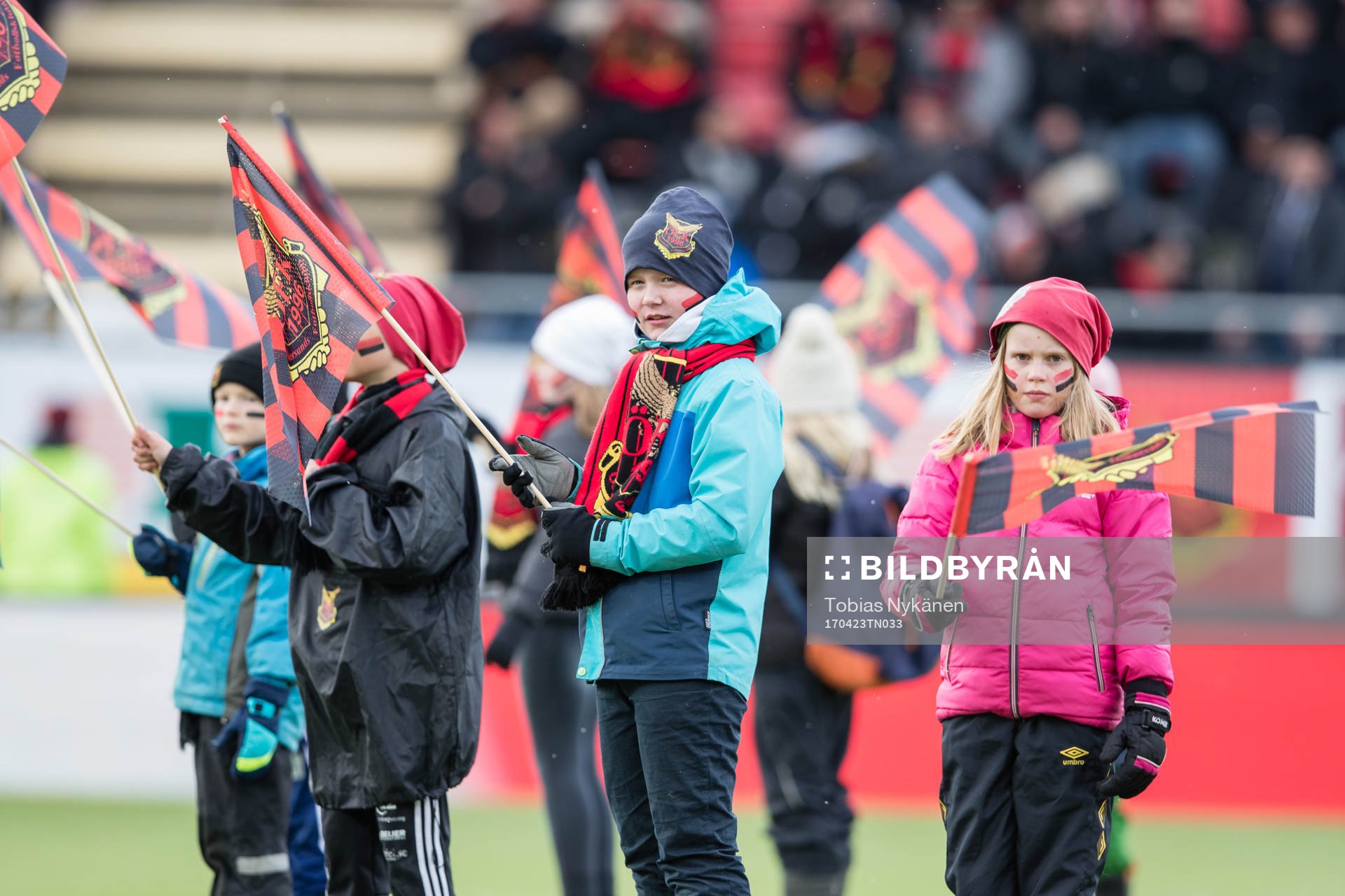 unga östersunds supportrar innan fotbollsmatchen i