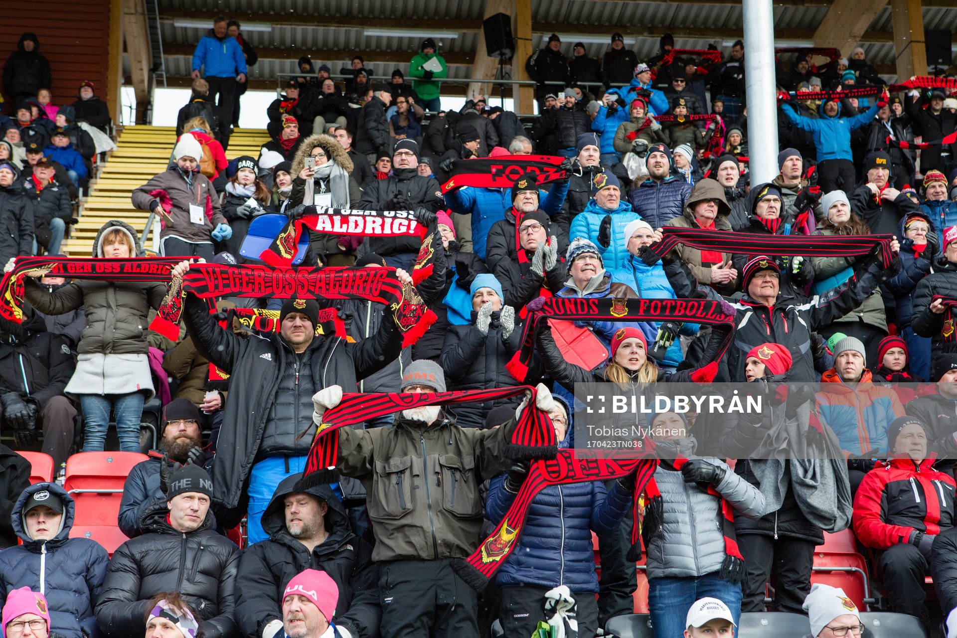 publiken håller upp öfk-halsdukar innan fotbollsmatchen i