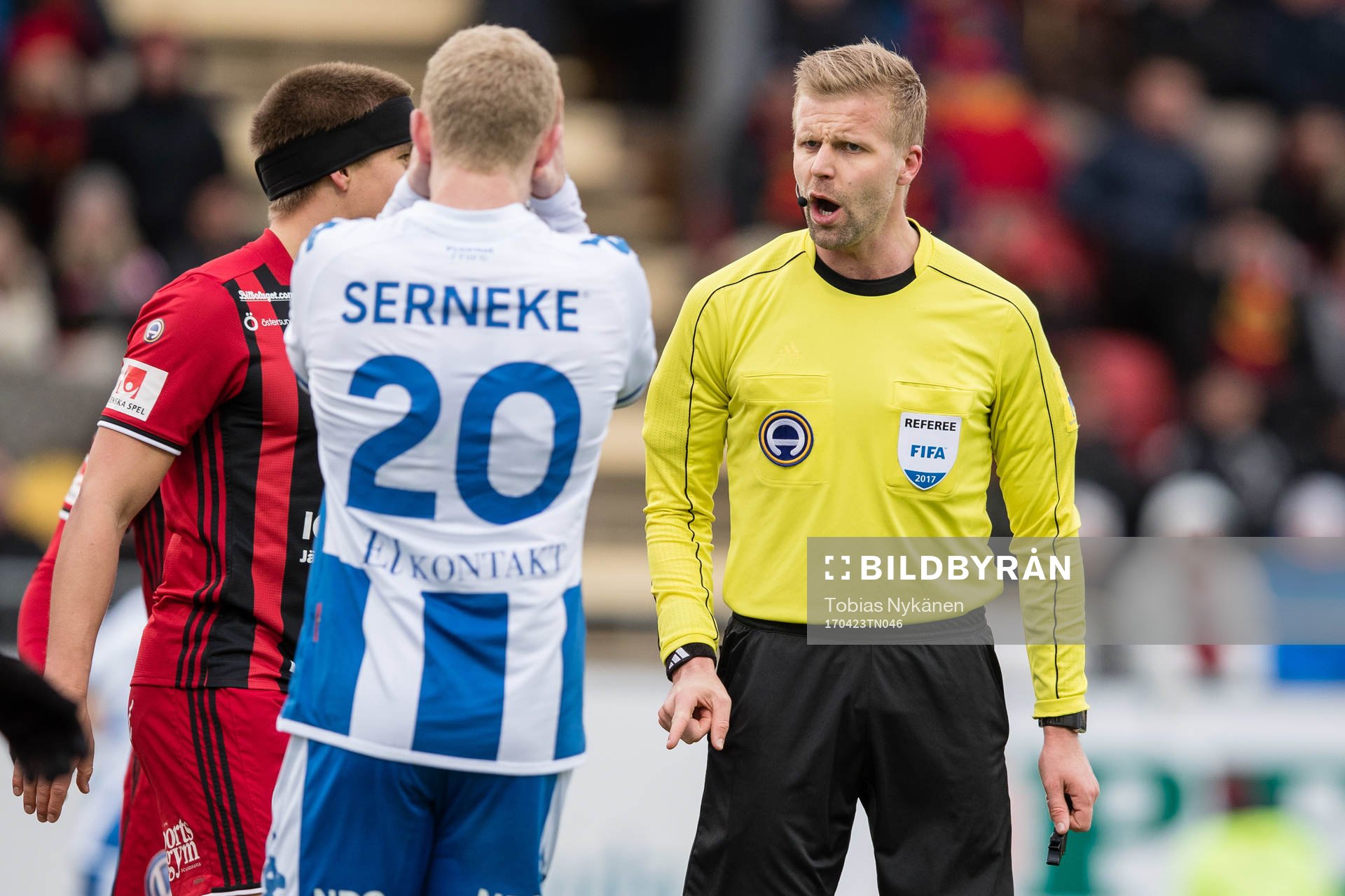 Domare Stefan Johannesson pratar med IFK Göteborgs Henrik Björdal under fotbollsmatchen i Allsvenskan mellan Östersund och IFK Göteborg den 23 april 2017 i Östersund.