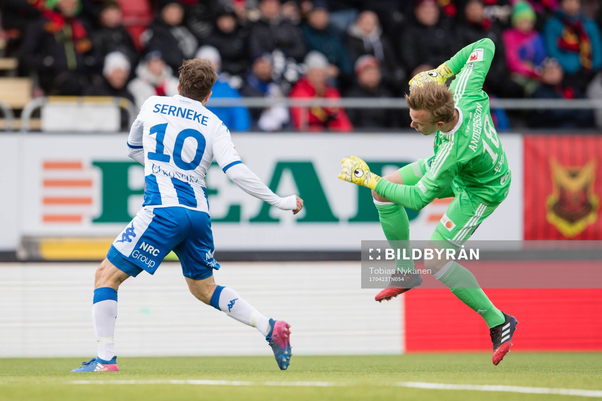 IFK Göteborgs Tobias Hysen och Östersunds målvakt