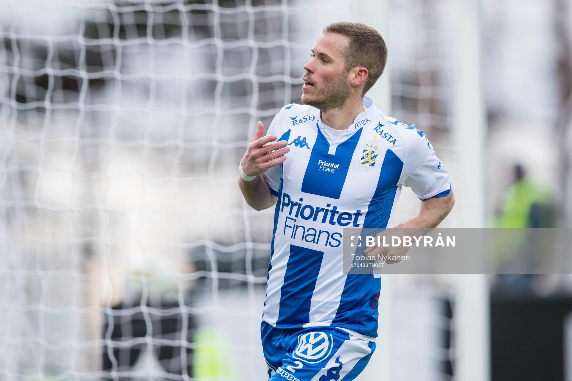 IFK Göteborgs Emil Salomonsson jublar efter att han kvitterat till 1-1 under fotbollsmatchen i Allsvenskan mellan Östersund och IFK Göteborg den 23 april 2017 i Östersund.