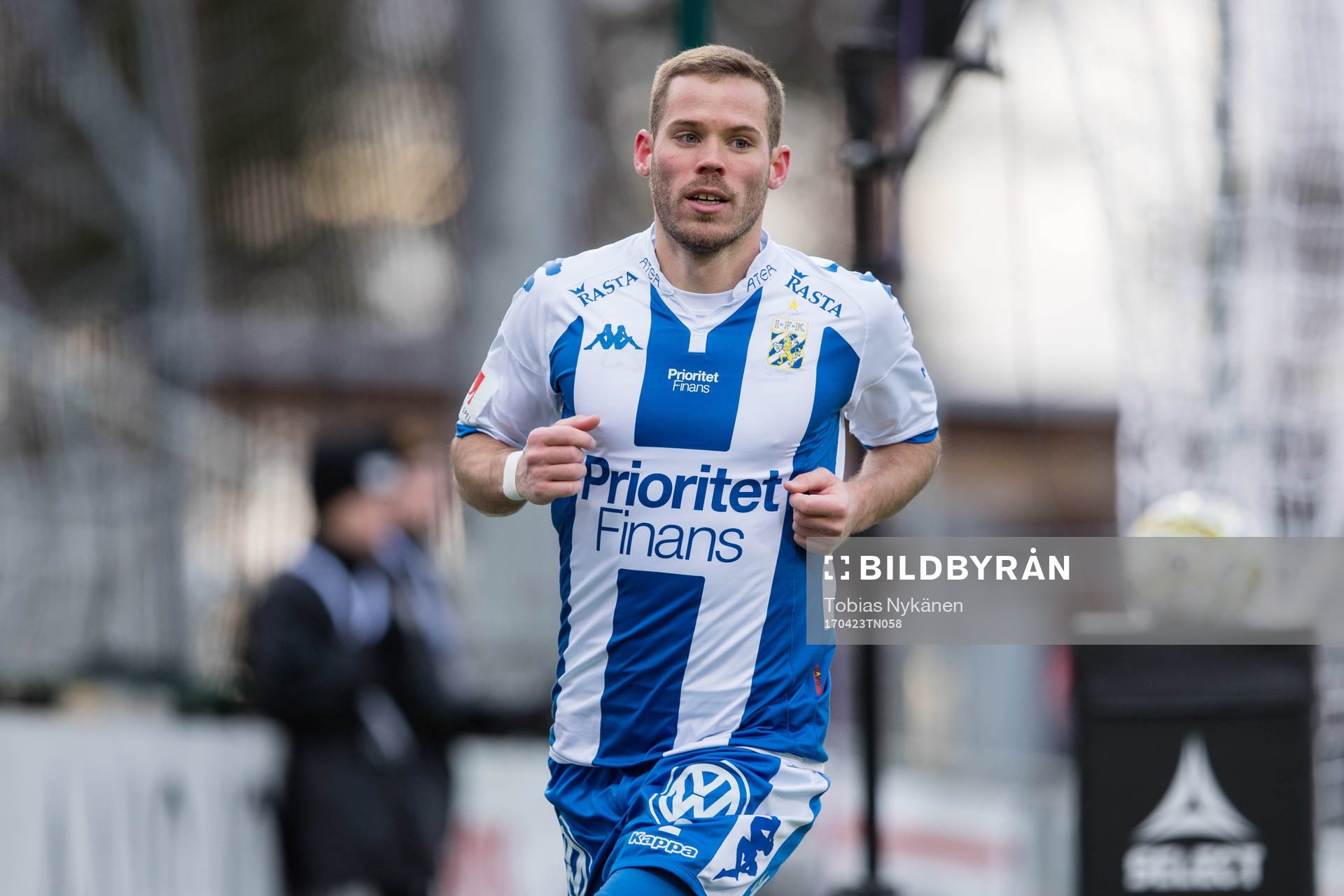 IFK Göteborgs Emil Salomonsson jublar efter att han kvitterat till 1-1 under fotbollsmatchen i Allsvenskan mellan Östersund och IFK Göteborg den 23 april 2017 i Östersund.