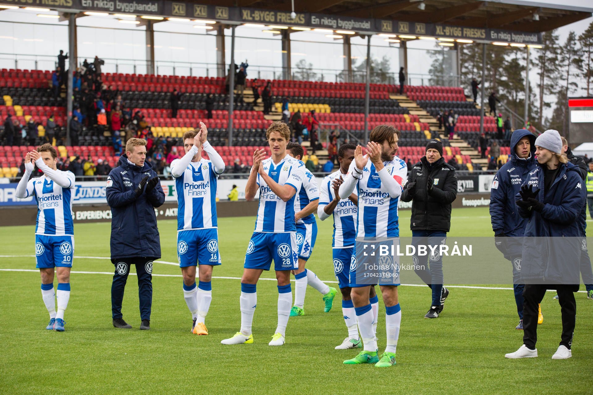 IFK Göteborgs spelare tackar supportrarna efter  fotbollsmatchen i Allsvenskan mellan Östersund och IFK Göteborg den 23 april 2017 i Östersund.