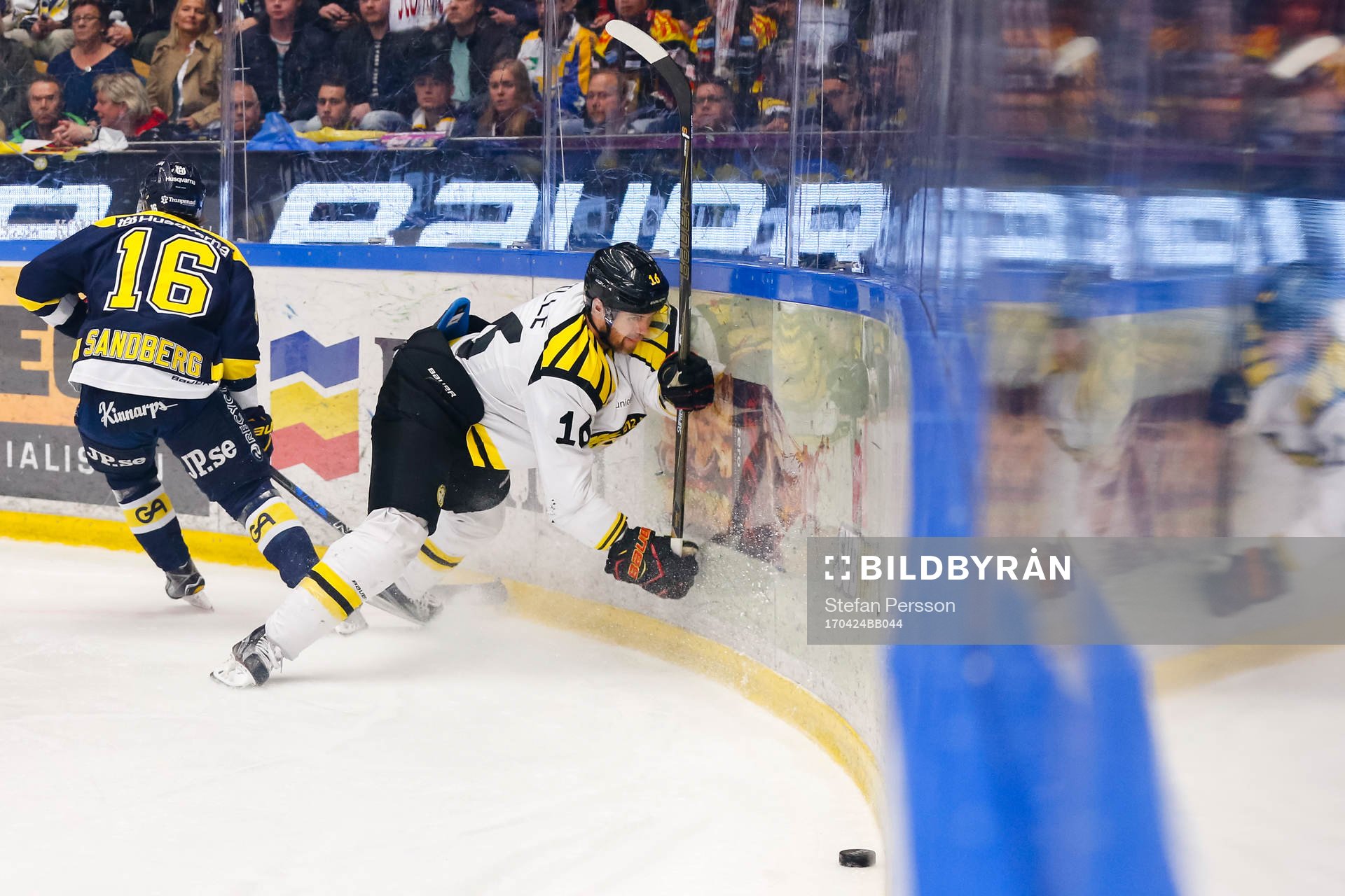 s Filip Sandberg tacklar Brynäs Daniel Paille