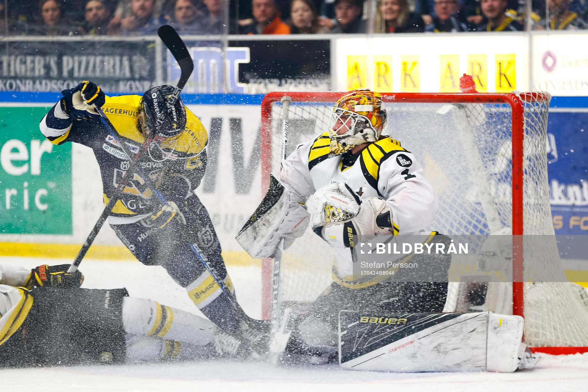 s Mattias Tedenby kolliderar med  Brynäs målvakt Felix