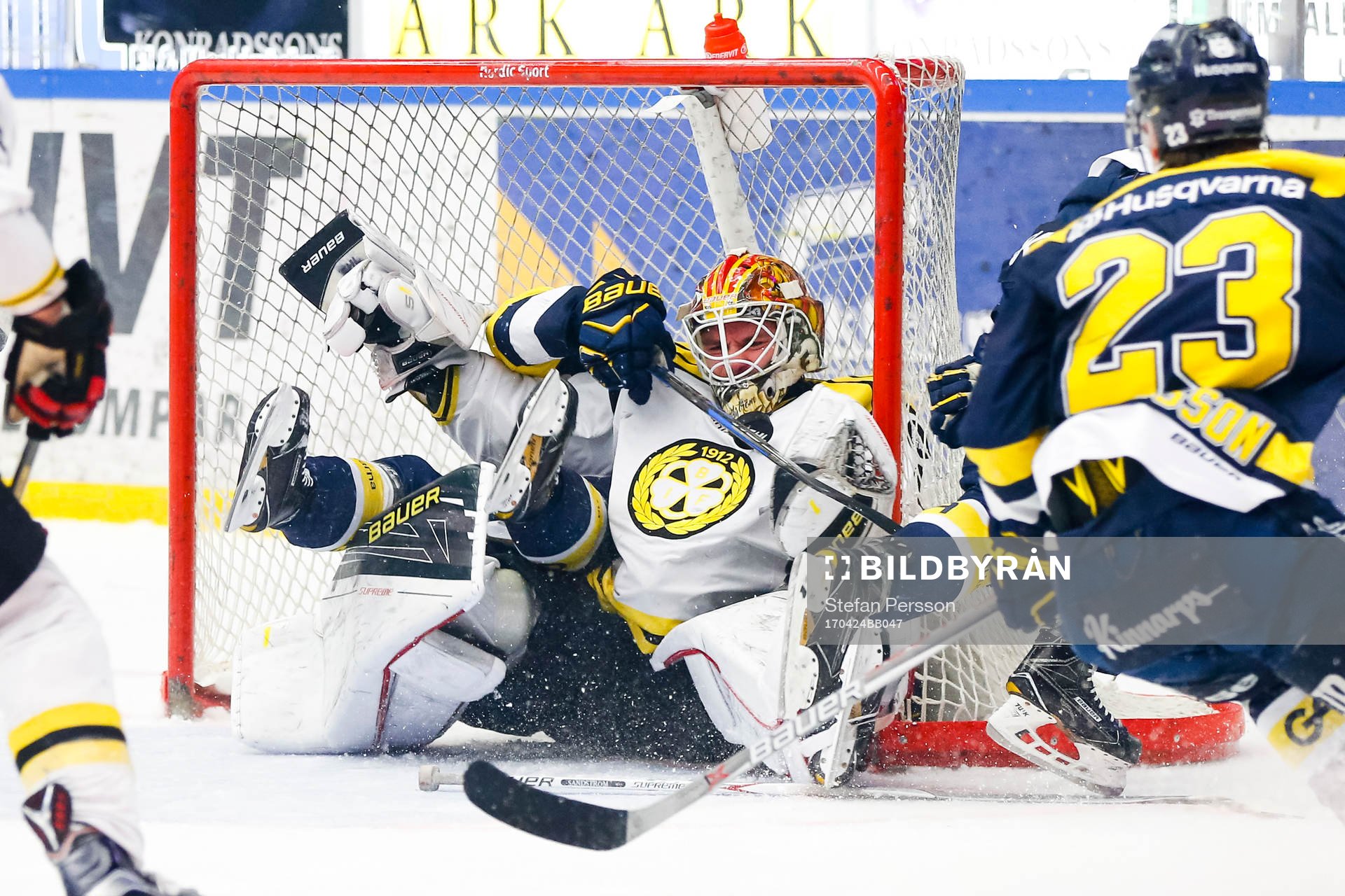 s Mattias Tedenby kolliderar med  Brynäs målvakt Felix