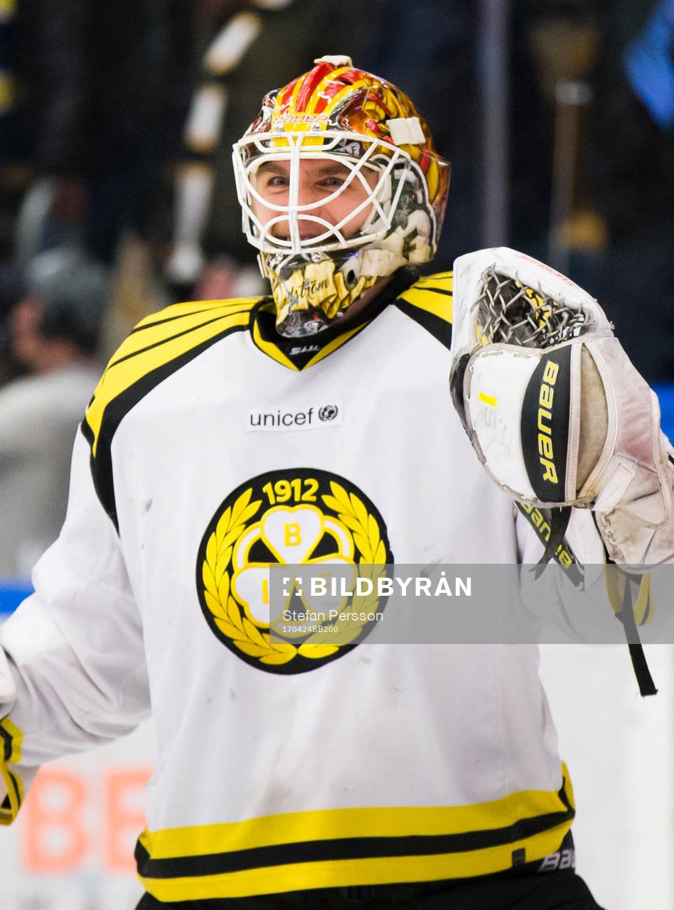 Brynäs målvakt Felix Sandström jublar