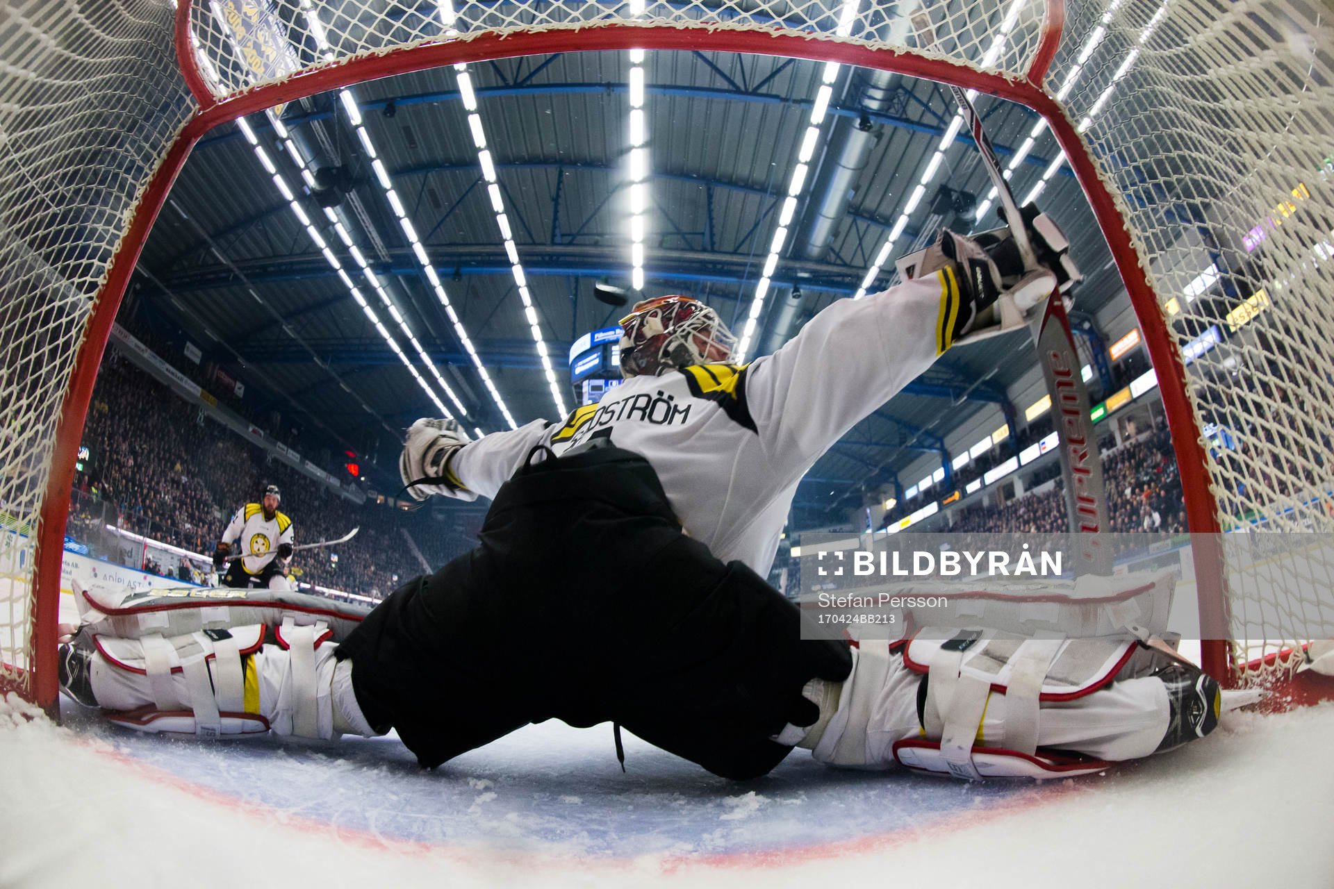 Brynäs målvakt Felix Sandström räddar ett skott från