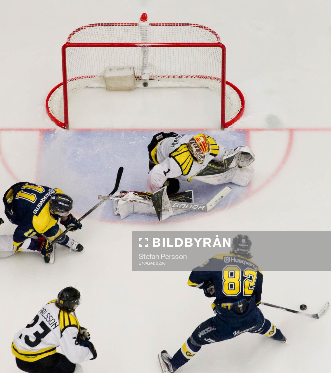 s Kevin Stenlund oroar framför Brynäs målvakt Felix