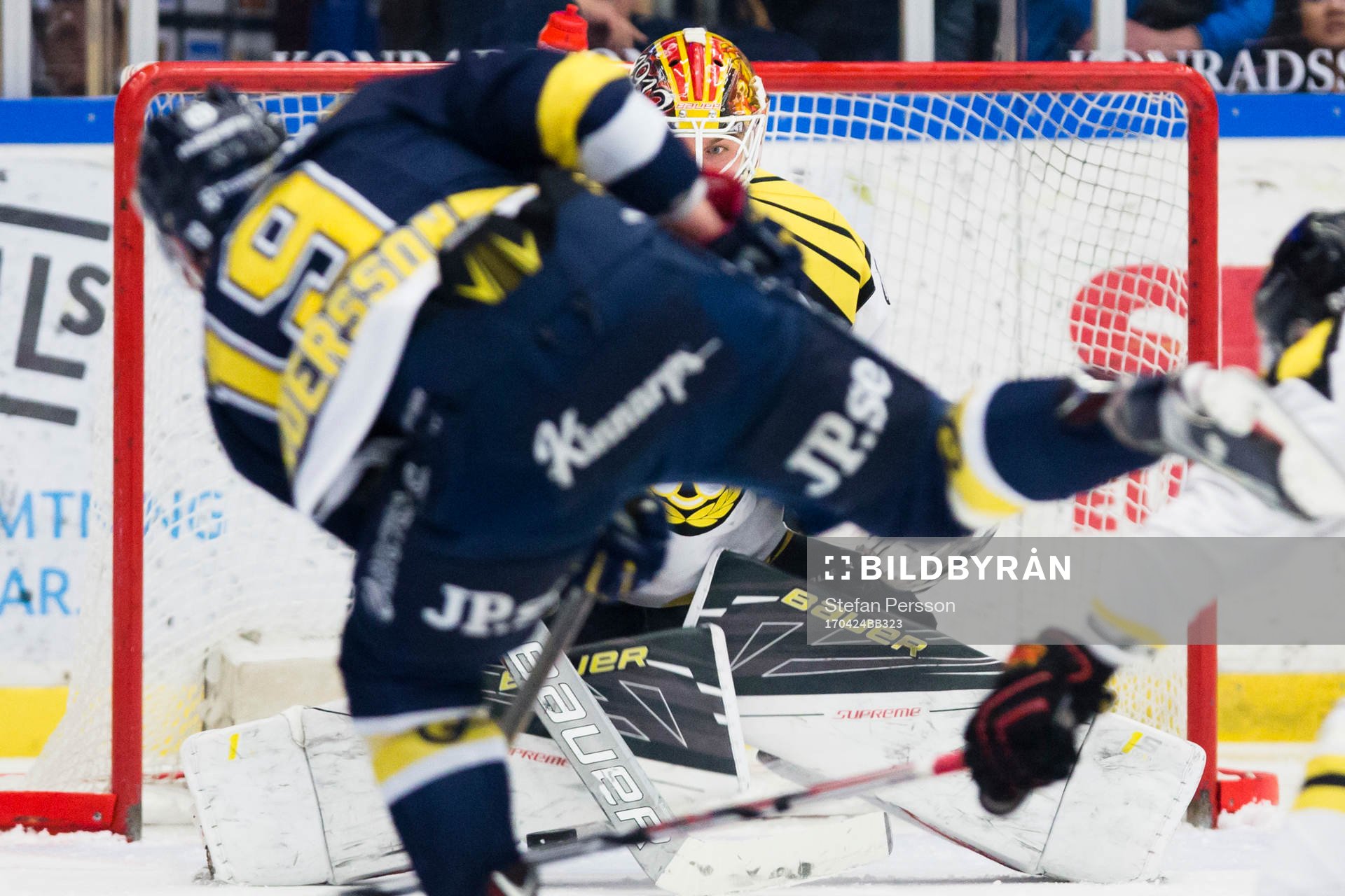 s Erik Andersson skjuter mot Brynäs målvakt Felix