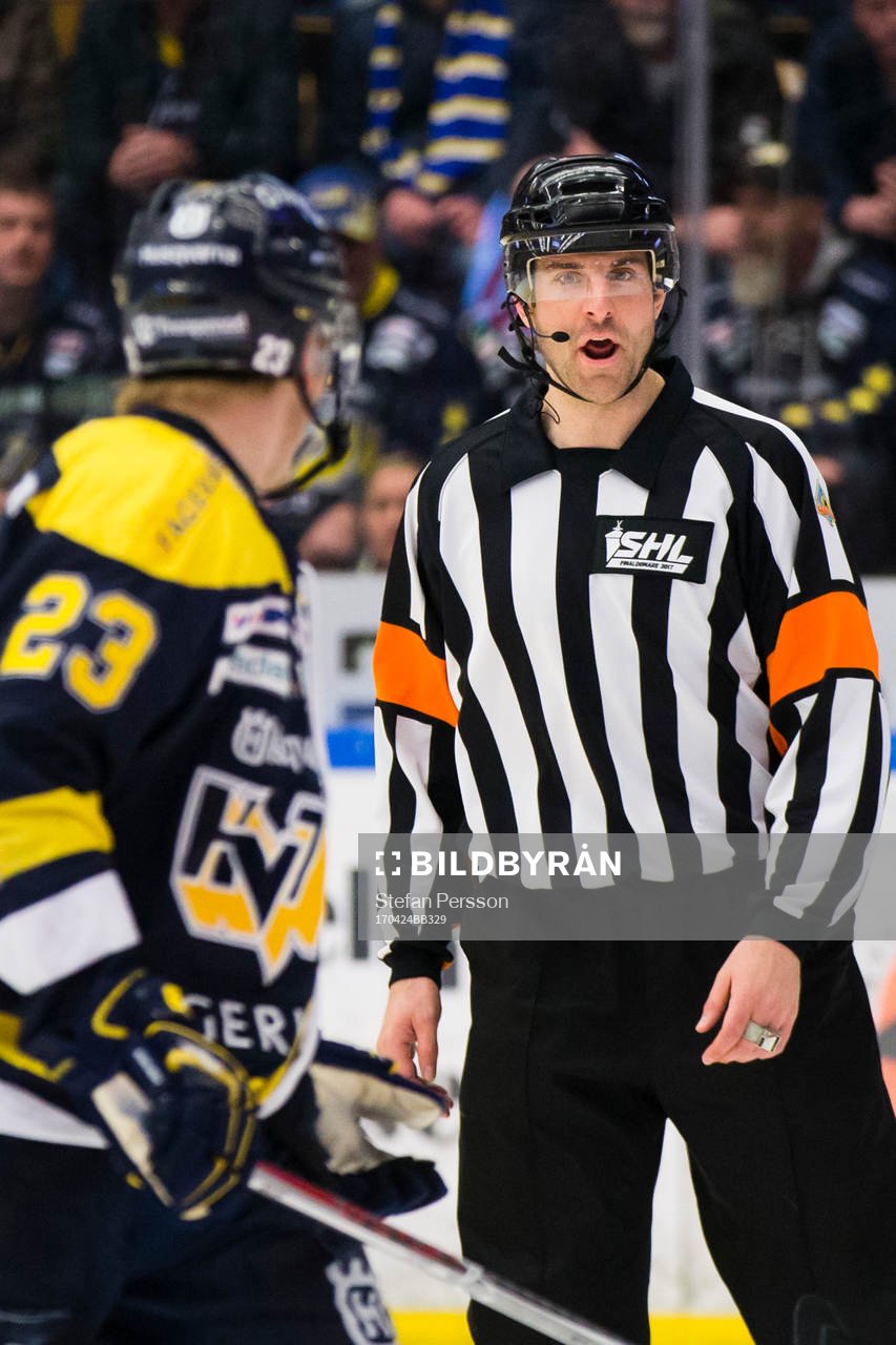 s Lias Andersson missnöjd med domaren Mikael Sjöqvist