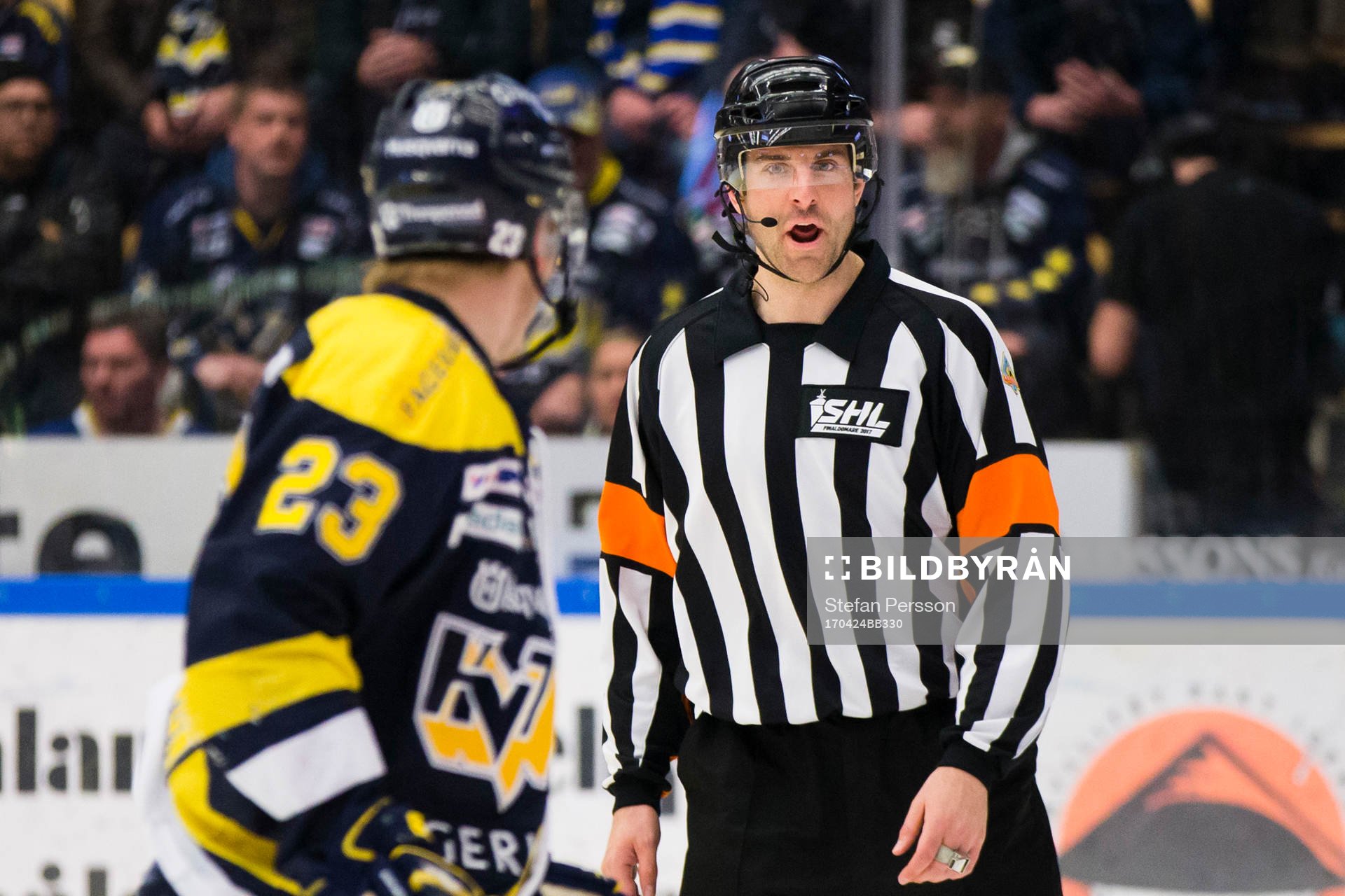 s Lias Andersson missnöjd med domaren Mikael Sjöqvist