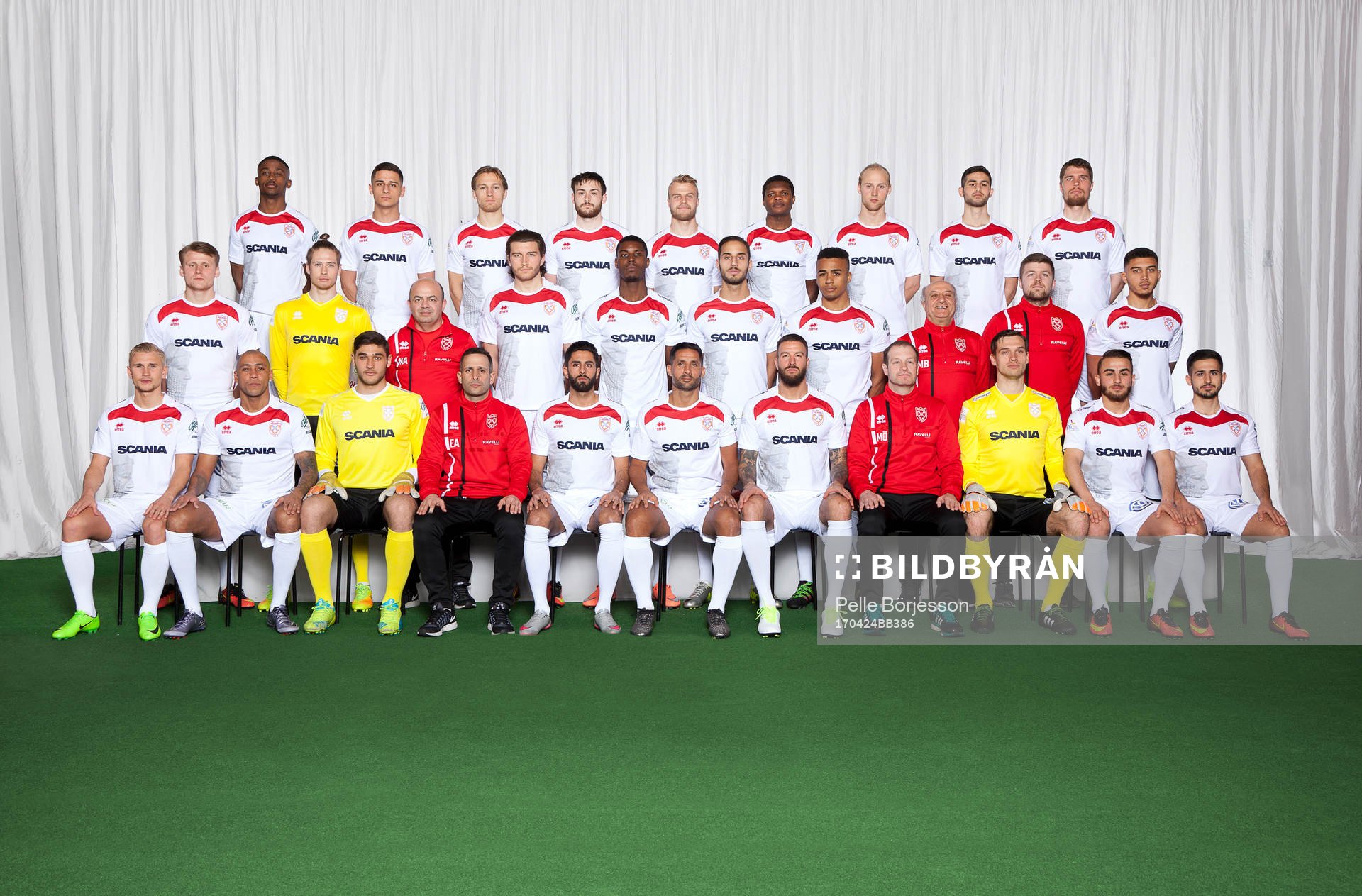 Assyriska poserar för en lagbild den 24 april 2017 i Södertälje. Bakre ledet fr. v. Kevin Krans, Shatil Khoury, Daniel Stensson , Joshua Pritchard, Sebastian Holmqvist, Lawal Ismail, Love Reutersvärd, Andy Antar, Charlie Gregory. Mittenledet fr. v.Victor Söderström, Adrian Engdahl, materialare Naman Asmar, Marcus Ytter, Tashan Francis-Adeyinka, Erido Poli, Jerome Tibbling Ugwo, lagledare Melek Bisso, naprapat Petter Isaksson, Harry Osborne. Sittande fr. v. Simon Strand, Alessandro Pereira, Elias Hadaya, tränare Erik Acar, Isa Demir, David Durmaz, Andreas Haddad, assisterande tränare Magnus Österberg, Davor Blazevic, Gilgamesh Oyal, Rani Haddad.