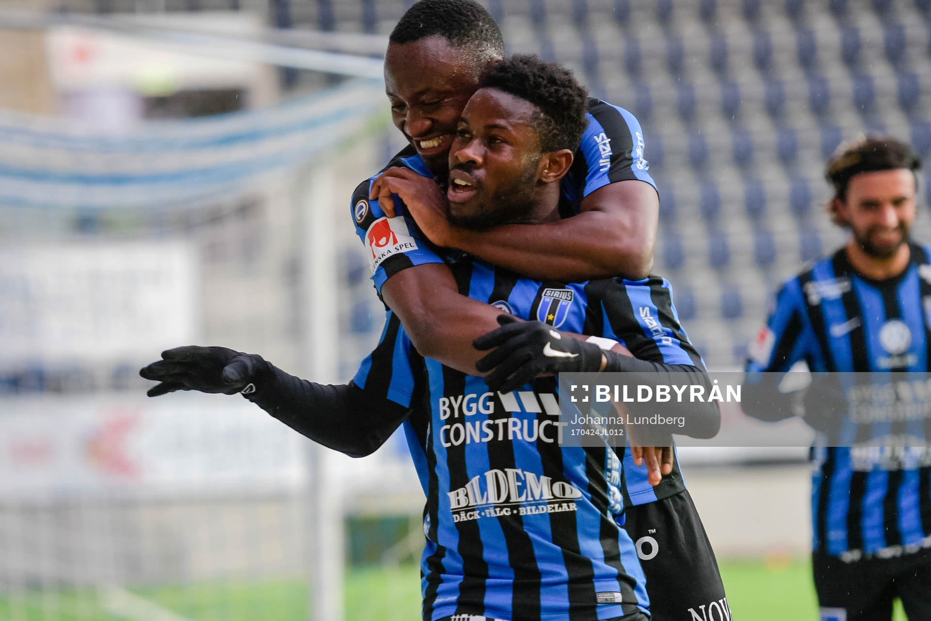 Sirius Kingsley Kofi Sarfo jublar med Moses Ogbu