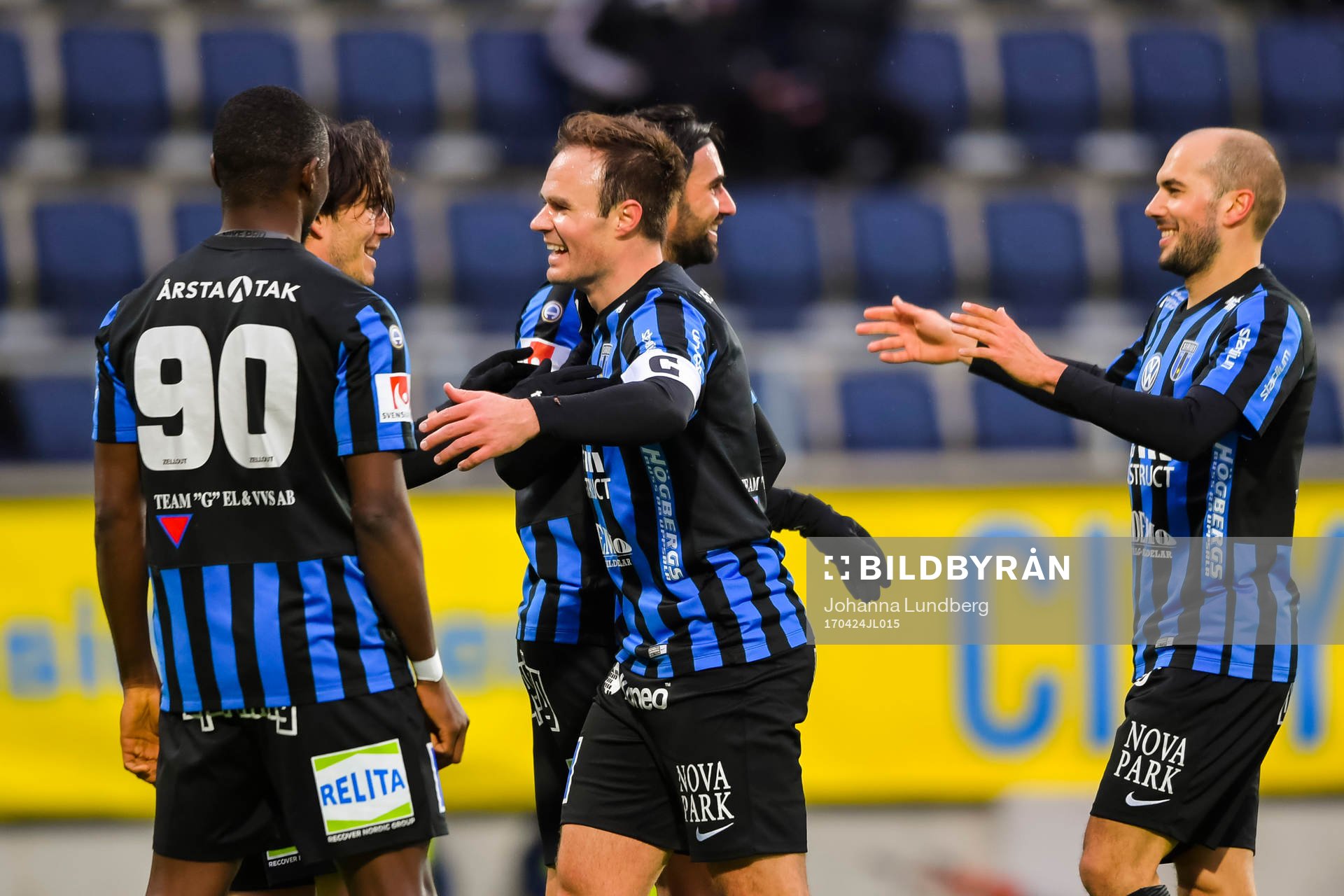 Sirius Ian Sirelius  jublar med Moses Ogbu l,  Niklas Busch