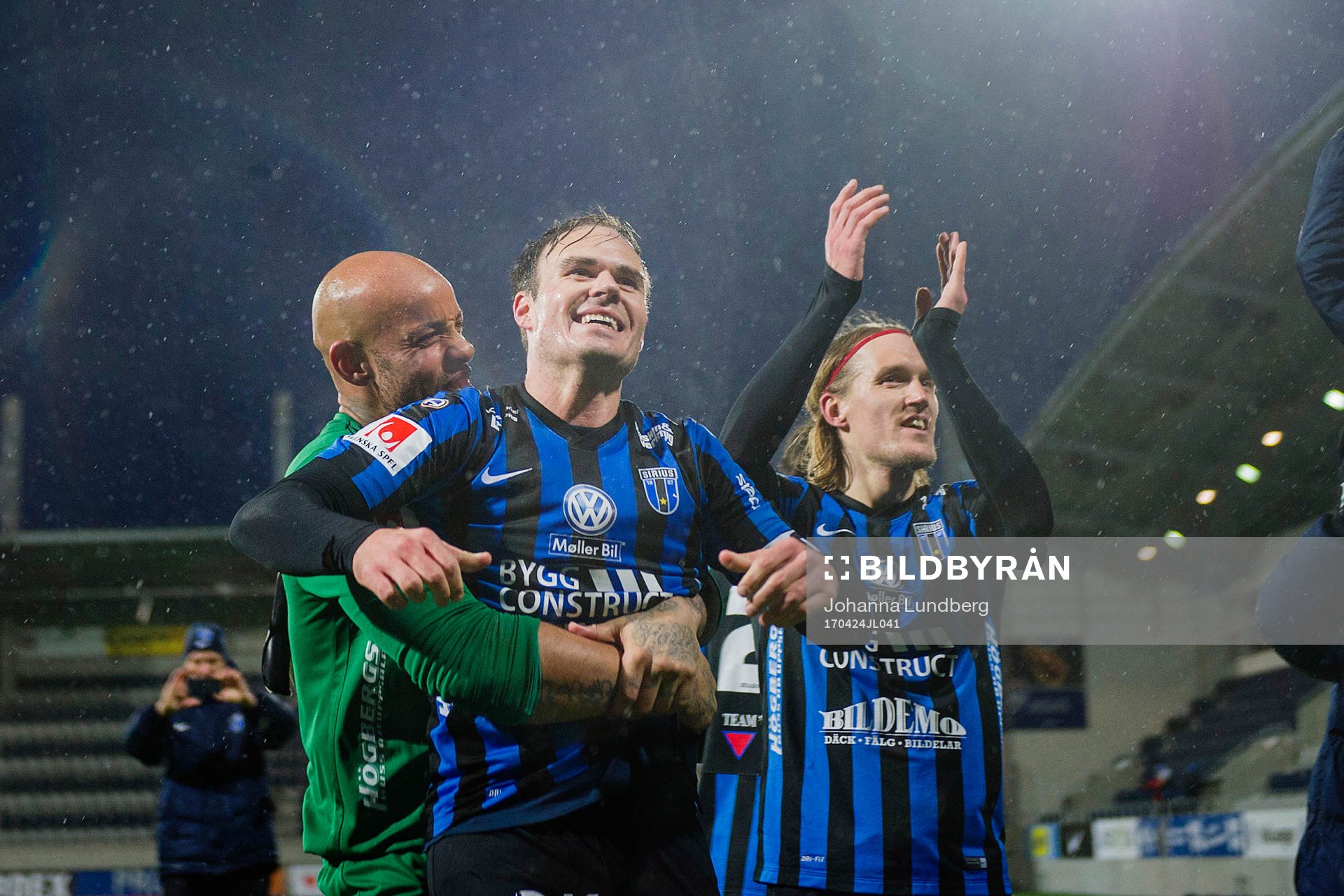 Sirius Niklas Busch Thor jublar med målvakt Joshua Wicks