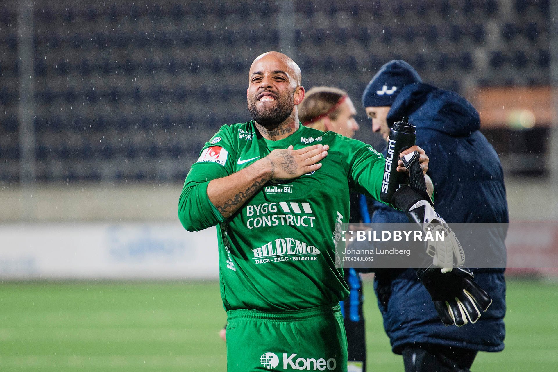 Sirius målvakt Joshua Wicks  jublar efter fotbollsmatchen i Allsvenskan mellan Sirius och Kalmar den 24 april 2017 i Gävle.