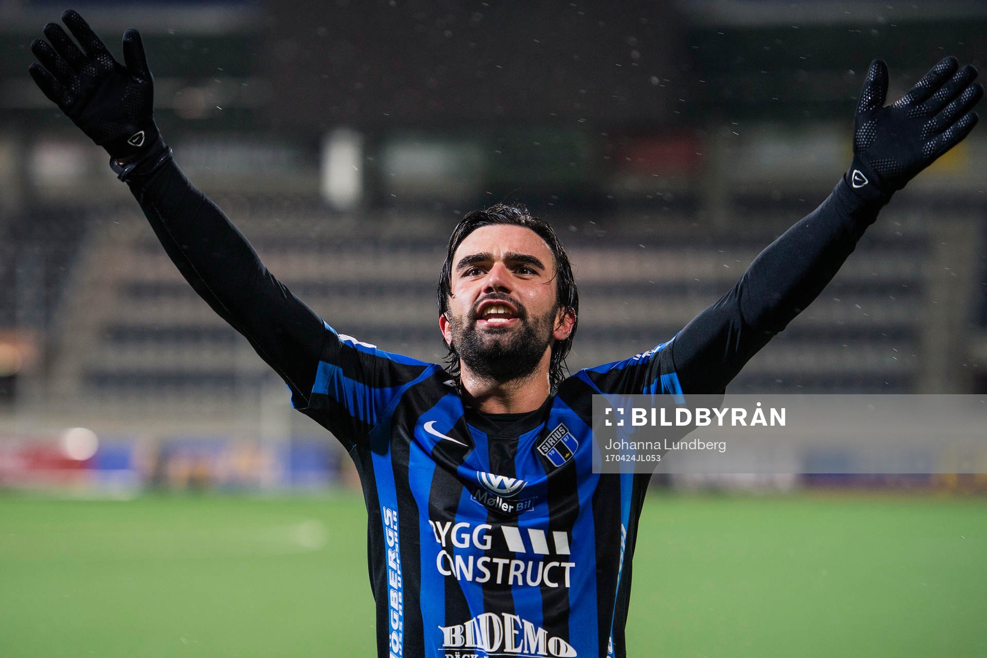 Sirius Alexander Nilsson jublar efter fotbollsmatchen i Allsvenskan mellan Sirius och Kalmar den 24 april 2017 i Gävle.