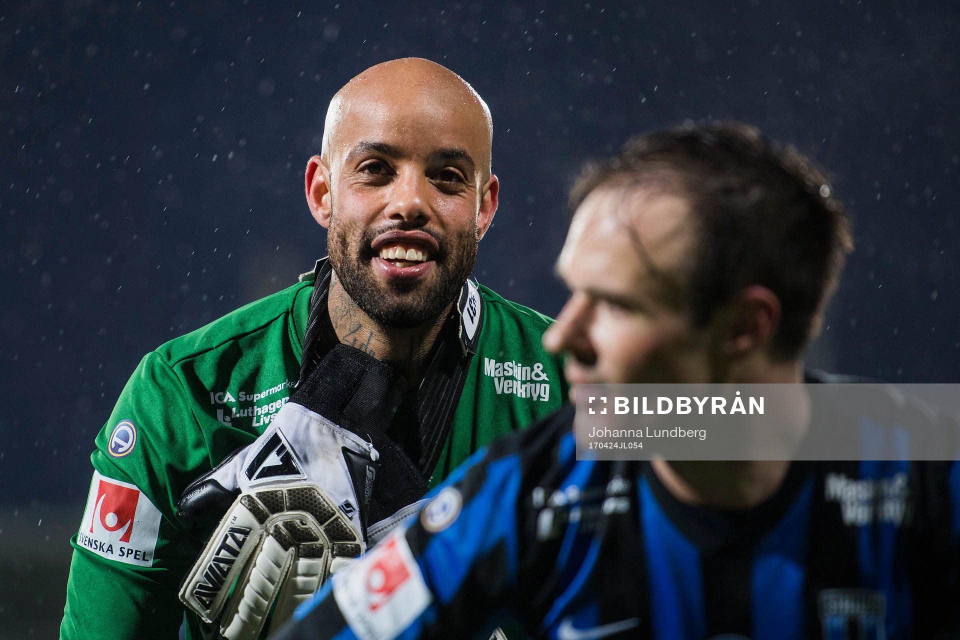 Sirius målvakt Joshua Wicks  jublar efter fotbollsmatchen i Allsvenskan mellan Sirius och Kalmar den 24 april 2017 i Gävle.