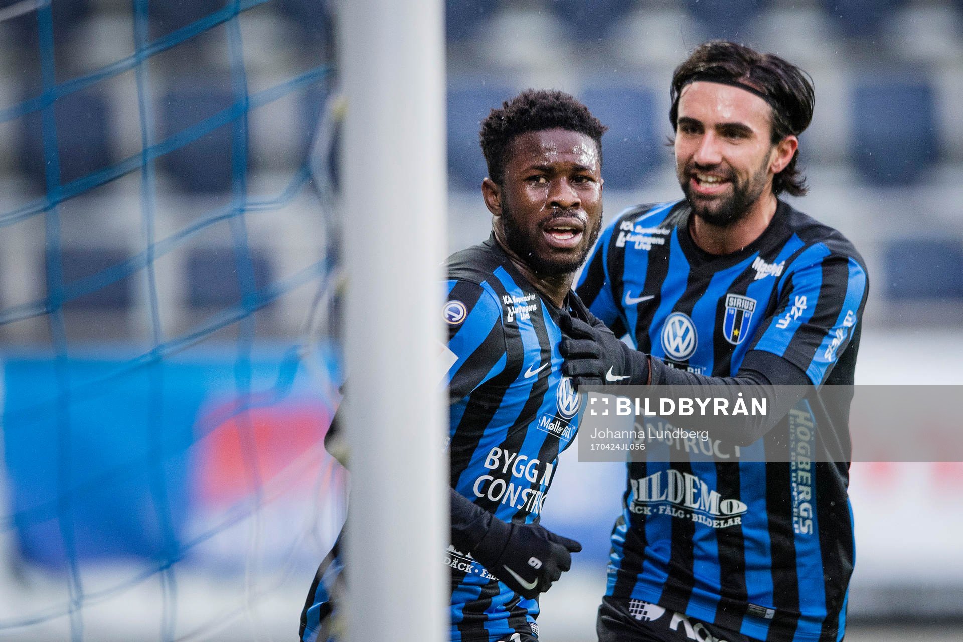 Sirius Kingsley Kofi Sarfo gör 1-0 och jublar med Alexander Nilsson under fotbollsmatchen i Allsvenskan mellan Sirius och Kalmar den 24 april 2017 i Gävle.