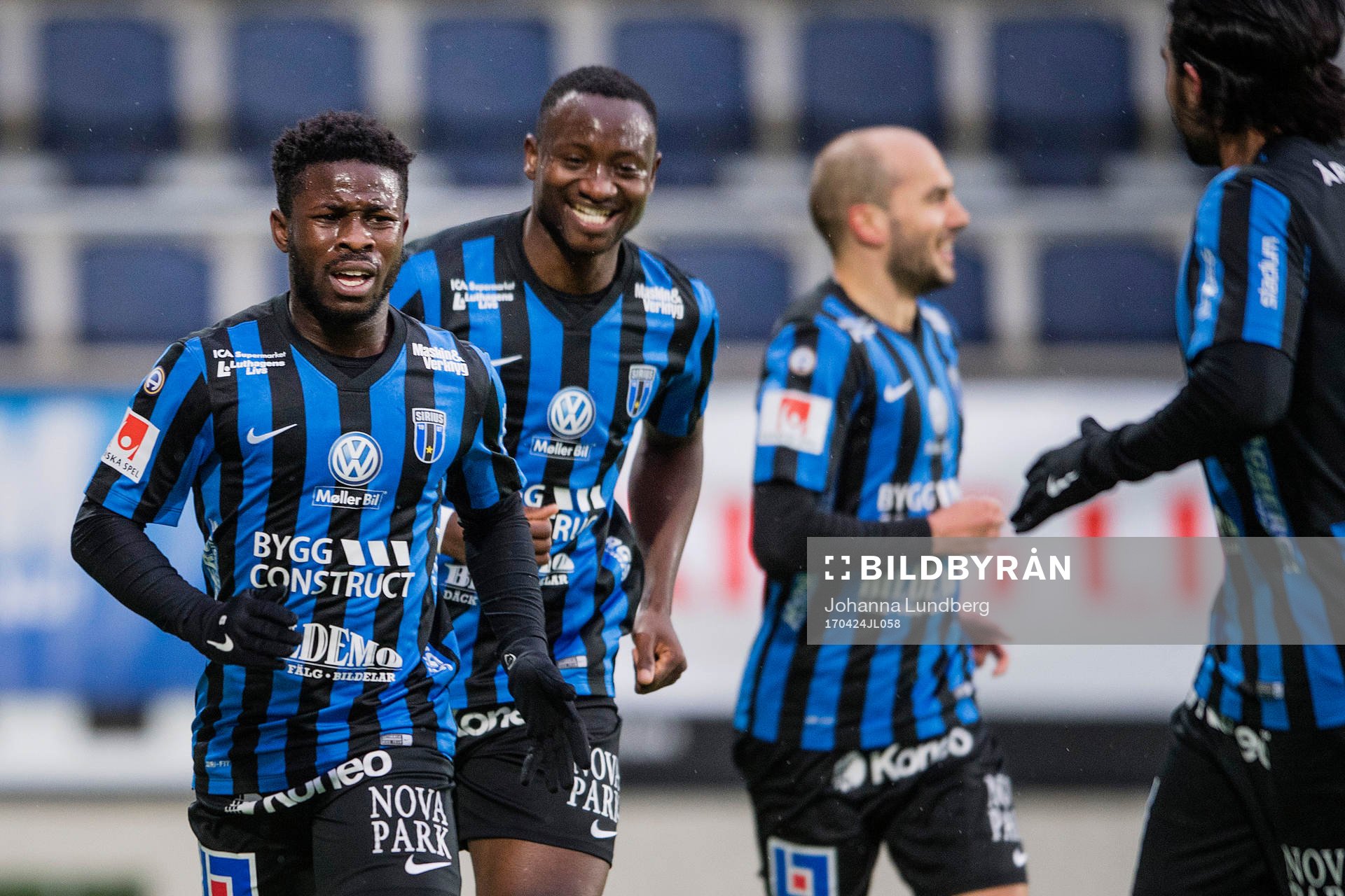 Sirius Kingsley Kofi Sarfo gör 1-0 och jublar med Moses Ogbu under fotbollsmatchen i Allsvenskan mellan Sirius och Kalmar den 24 april 2017 i Gävle.