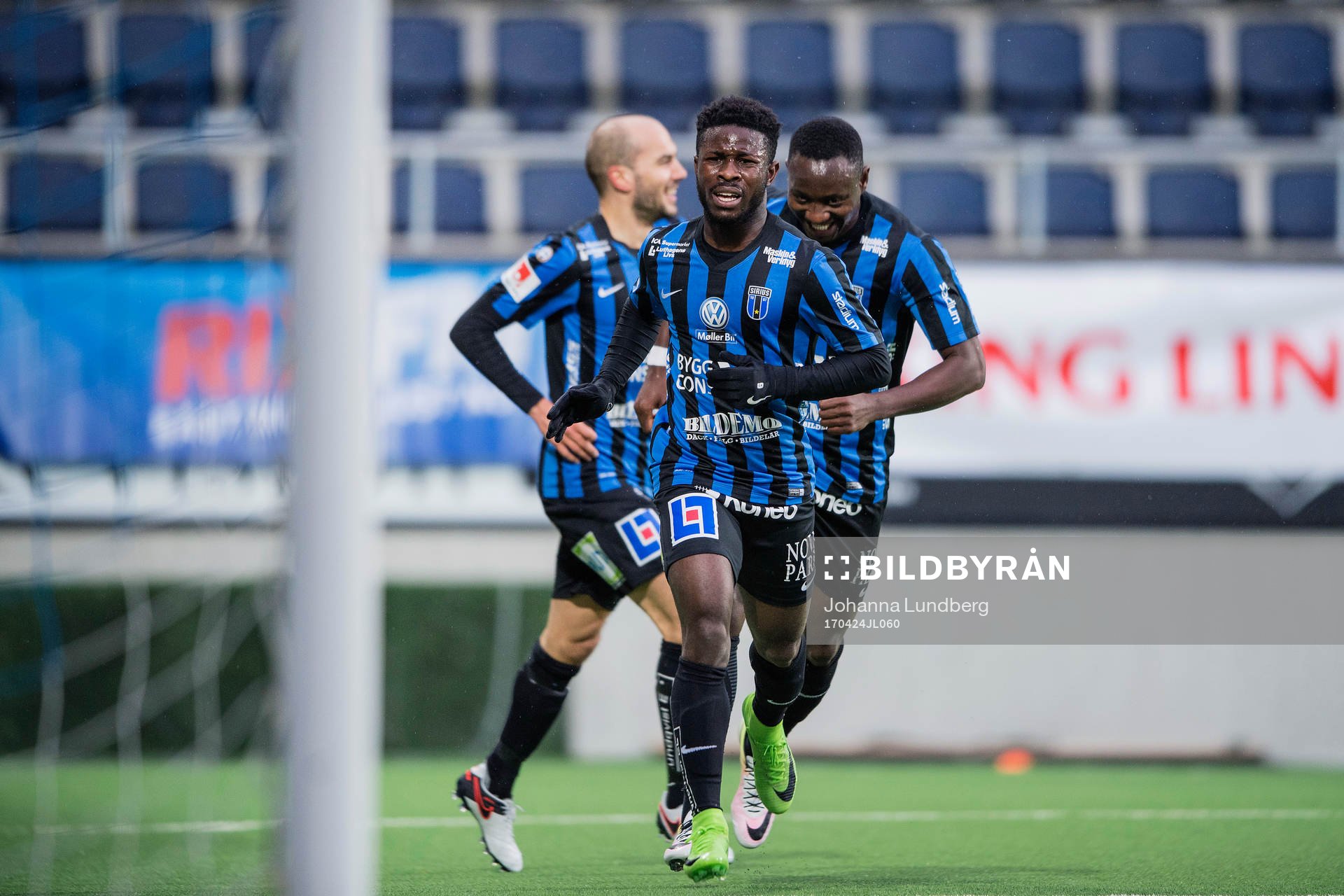 Sirius Kingsley Kofi Sarfo gör 1-0 och jublar med Moses Ogbu under fotbollsmatchen i Allsvenskan mellan Sirius och Kalmar den 24 april 2017 i Gävle.