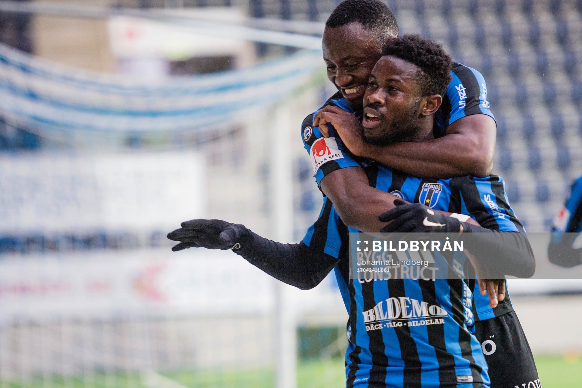 Sirius Kingsley Kofi Sarfo gör 1-0 och jublar med Moses Ogbu under fotbollsmatchen i Allsvenskan mellan Sirius och Kalmar den 24 april 2017 i Gävle.