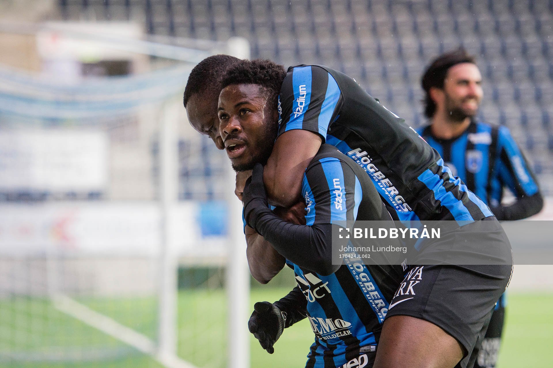 Sirius Kingsley Kofi Sarfo gör 1-0 och jublar med Moses Ogbu under fotbollsmatchen i Allsvenskan mellan Sirius och Kalmar den 24 april 2017 i Gävle.