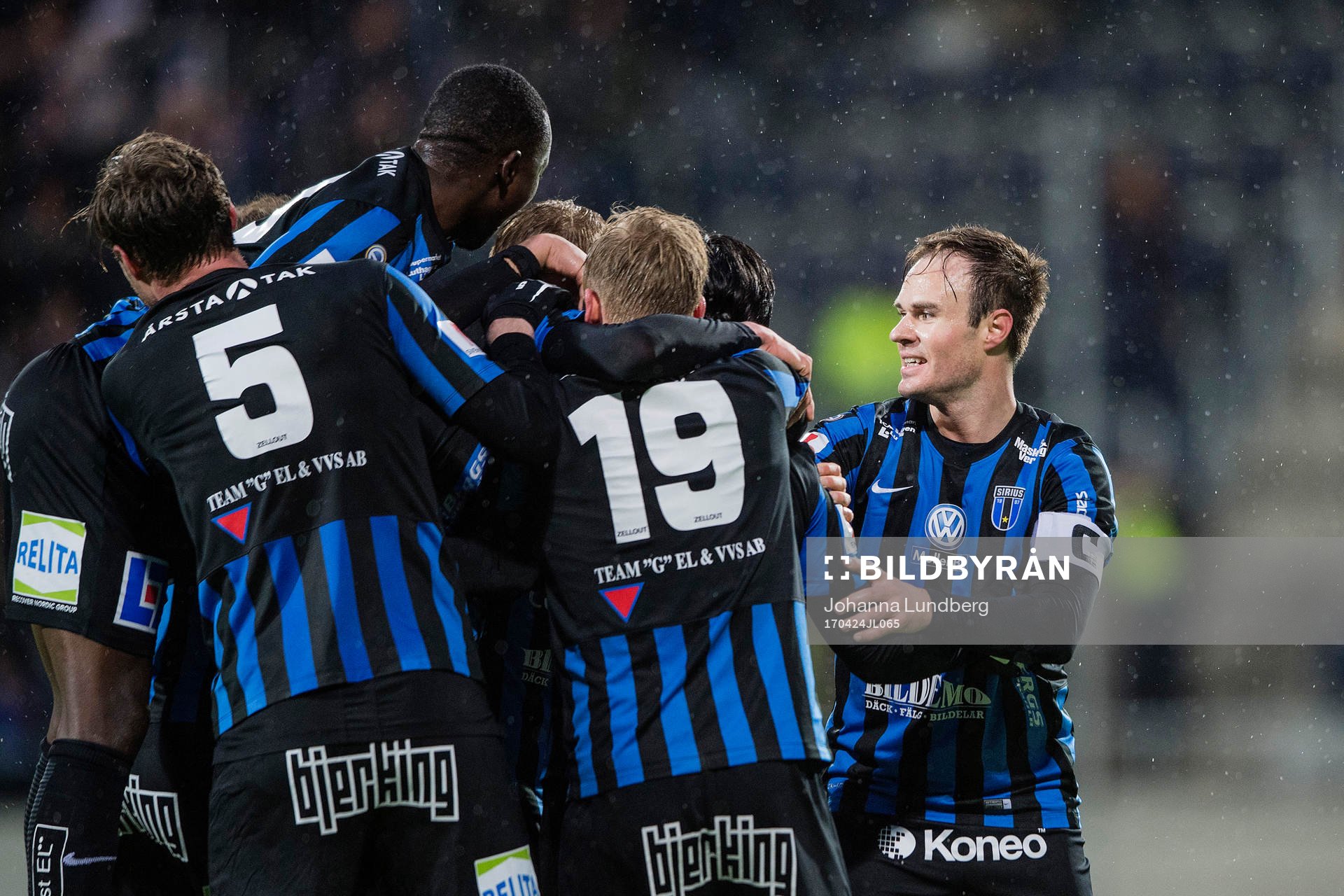 Sirius spelare med Niklas Busch Thor (th) jublar