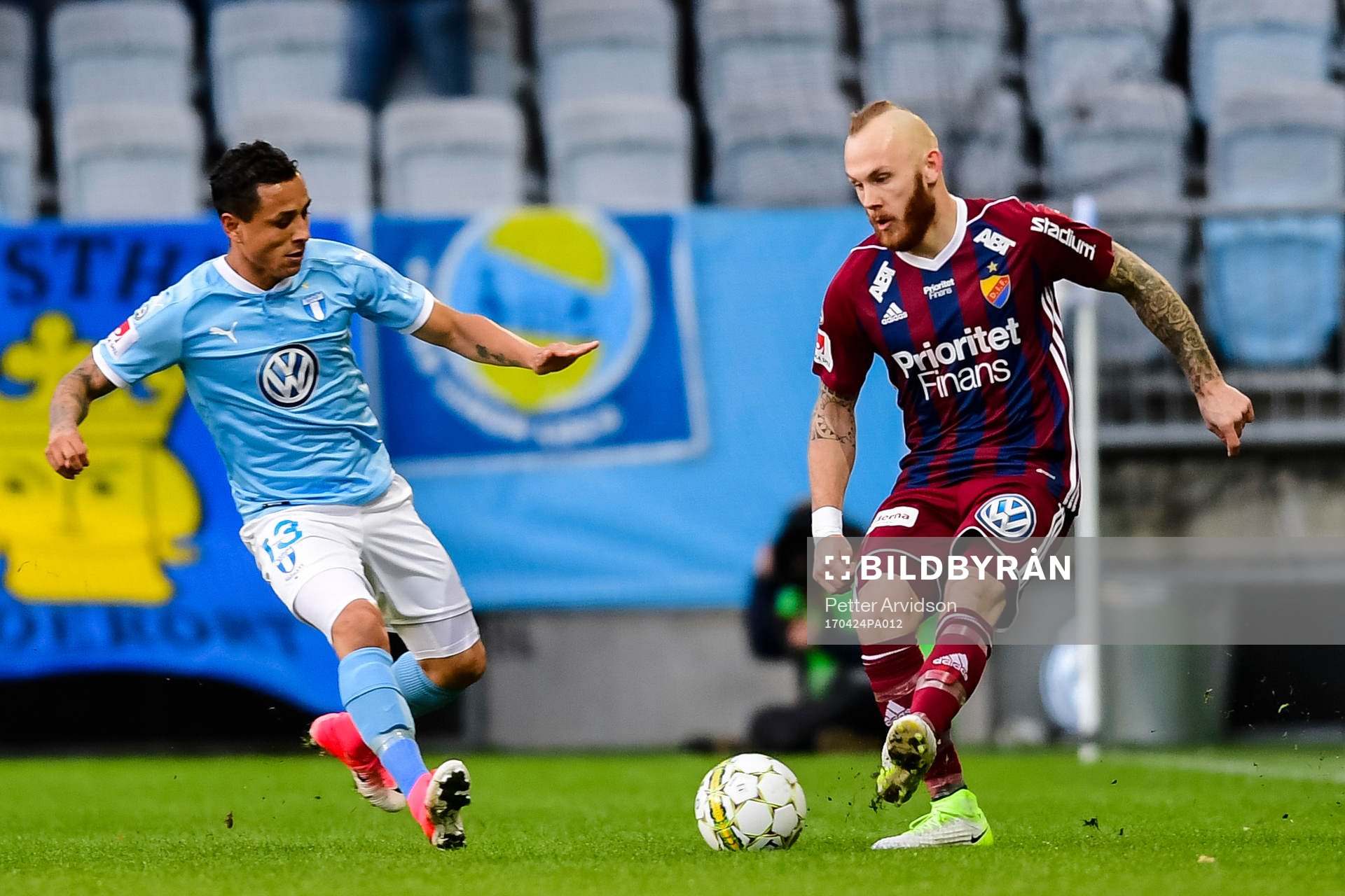 Malmö FFs Yoshimar Yotún och Djurgårdens Magnus Eriksson