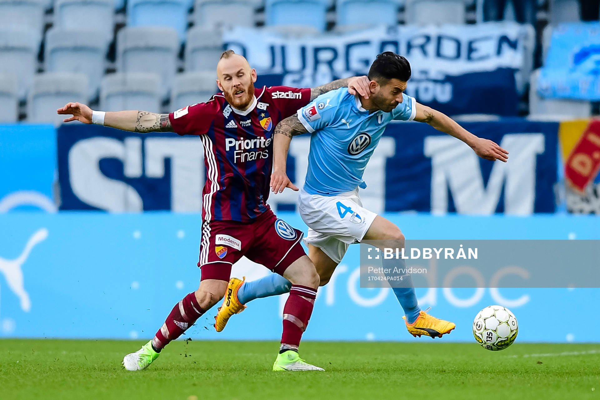 Djurgårdens Magnus Eriksson och Malmö FFs Behrang Safari