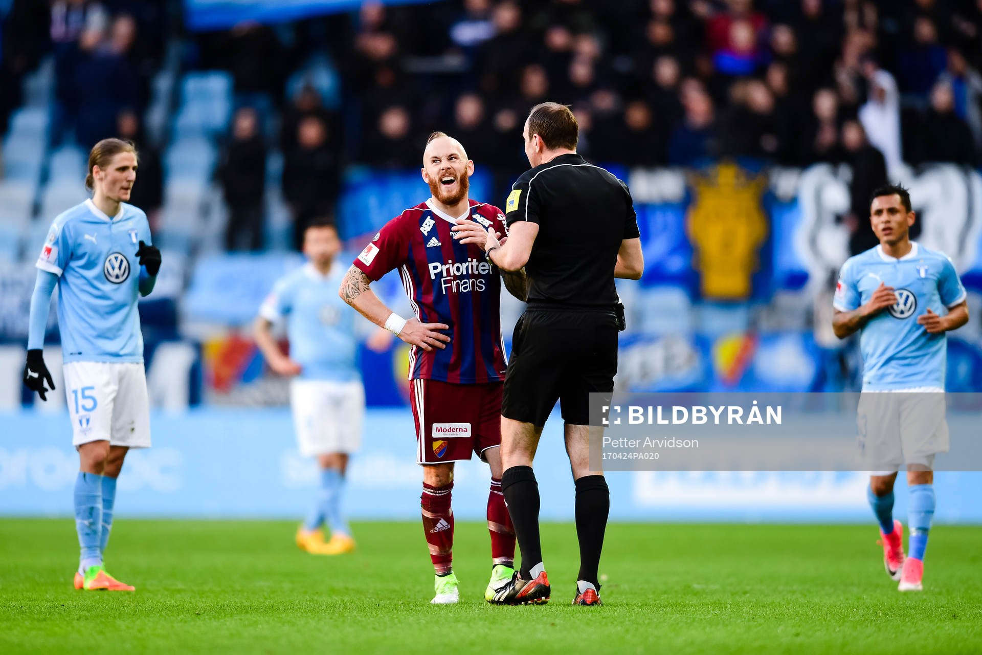 Djurgårdens Magnus Eriksson i samtal med domaren under fotbollsmatchen i Allsvenskan mellan Malmö FF och Djurgården den 24 april 2017 i Malmö.