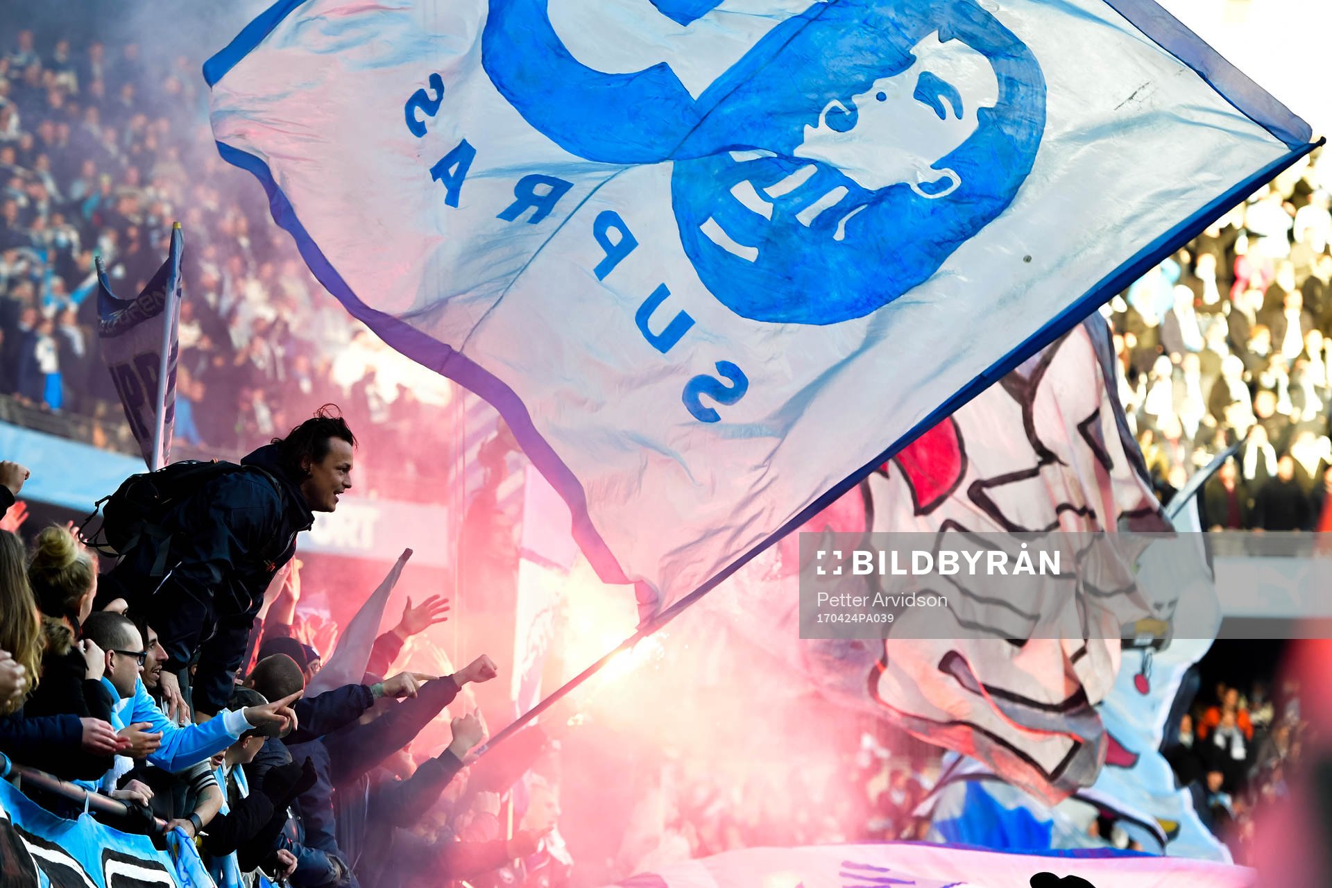 Malmö FFs supportar med bengaler