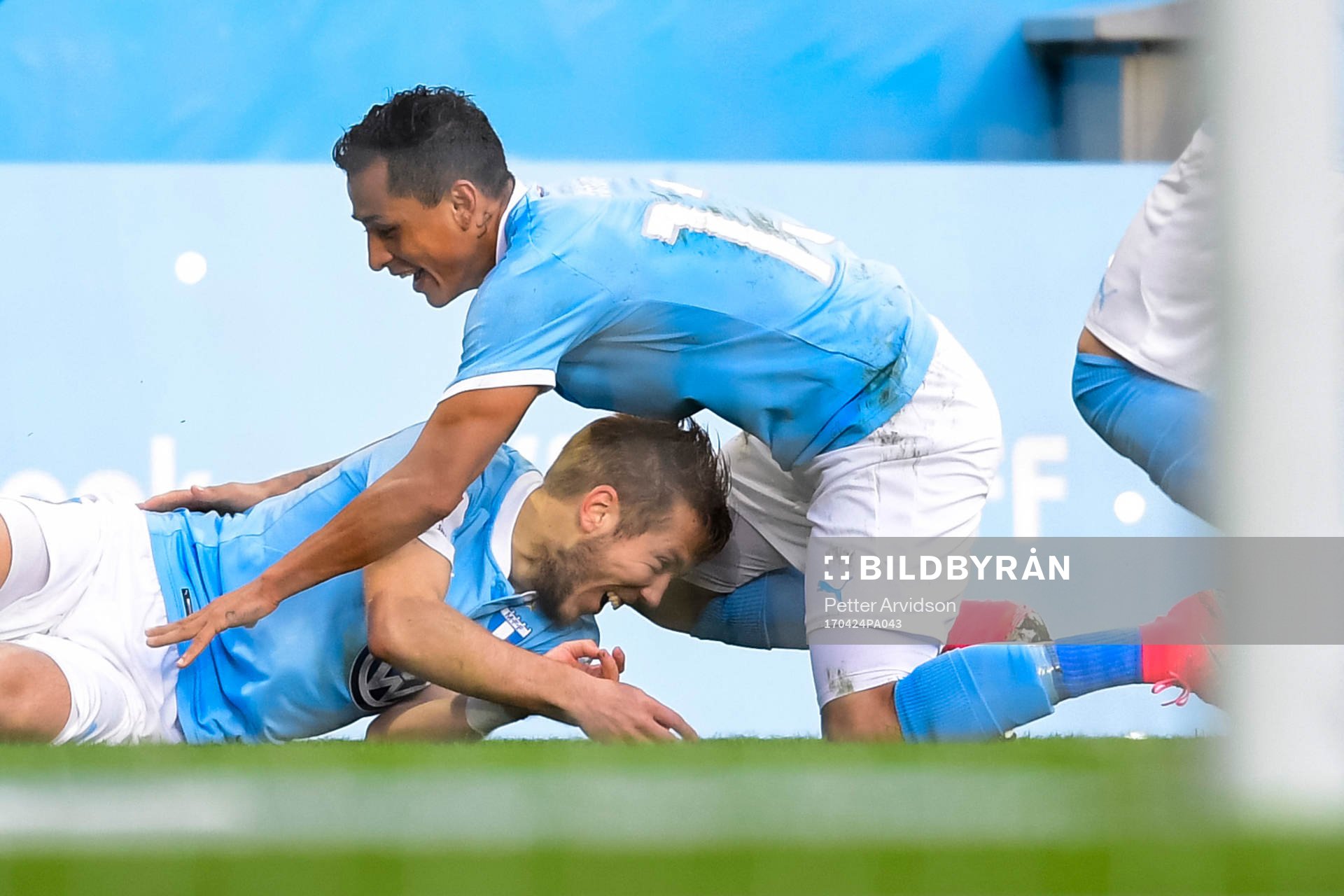 Malmö FFs Anton Tinnerholm och Yoshimar Yotún jublar