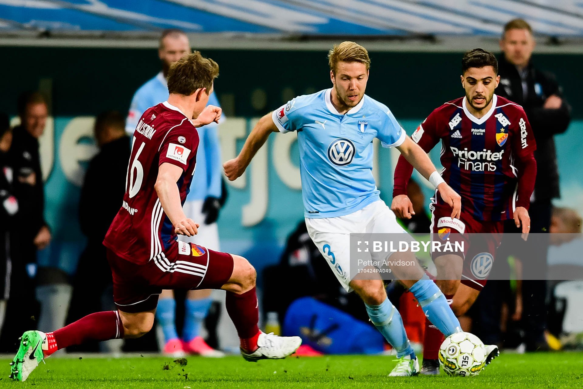 Malmö FFs Anton Tinnerholm i en kamp mot  Djurgårdens Kim
