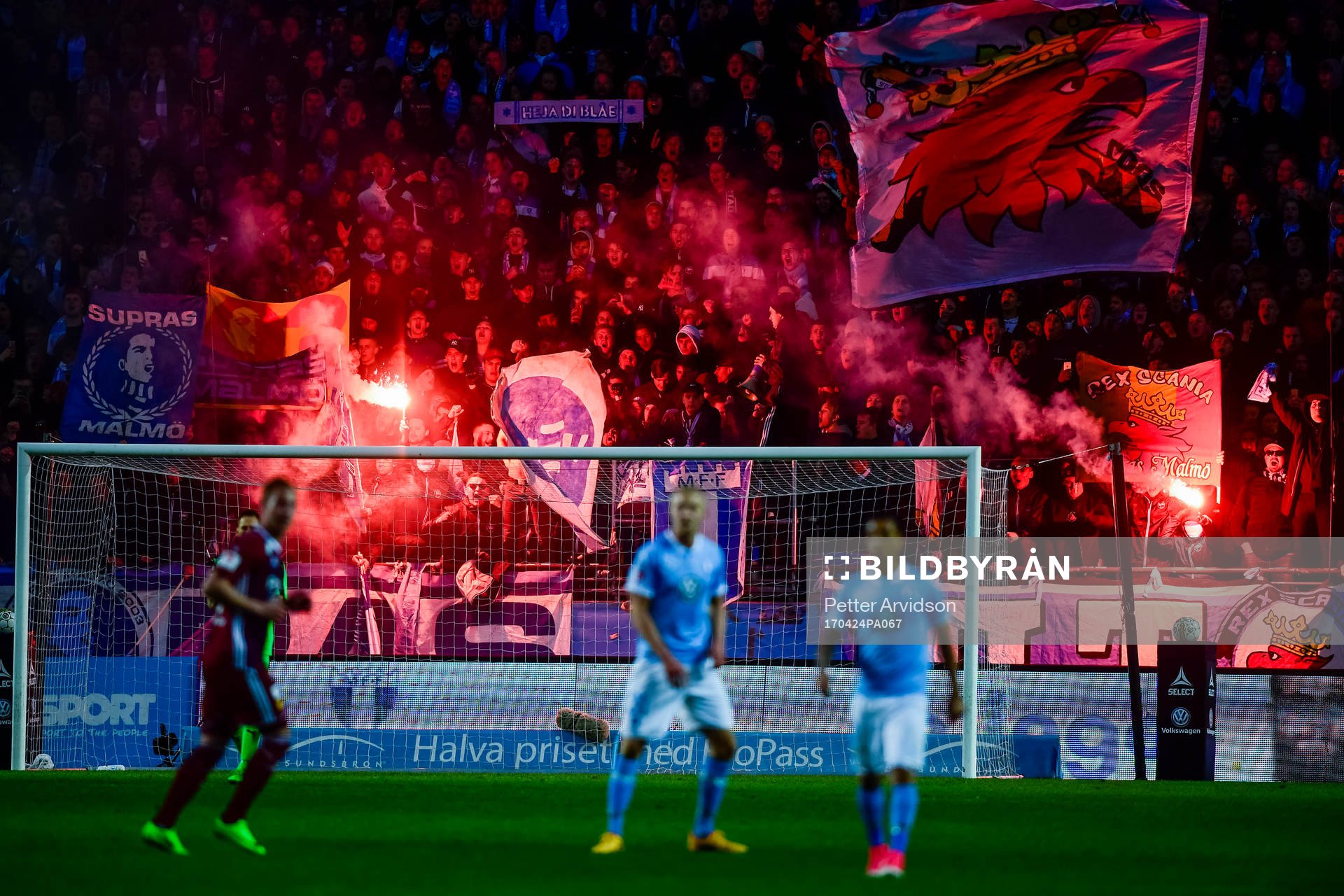 Malmö FFs supportar med bengaler