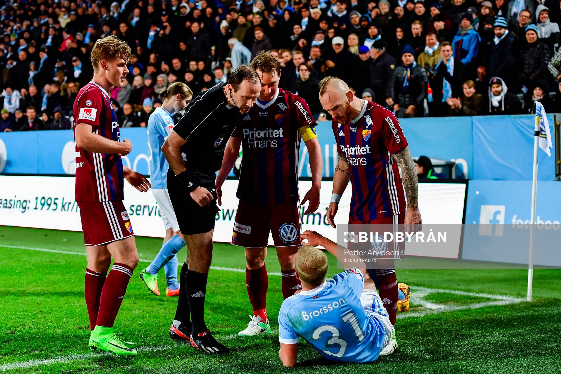 Domare Jonas Eriksson i samtal med Djurgårdens Magnus Eriksson och Malmö FFs Franz Brorsson under fotbollsmatchen i Allsvenskan mellan Malmö FF och Djurgården den 24 april 2017 i Malmö.