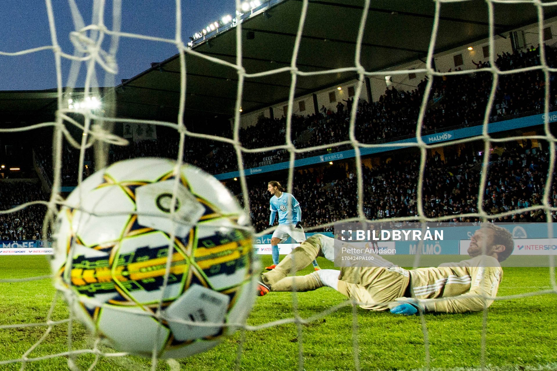 Djurgårdens målvakt Andreas Isaksson deppar