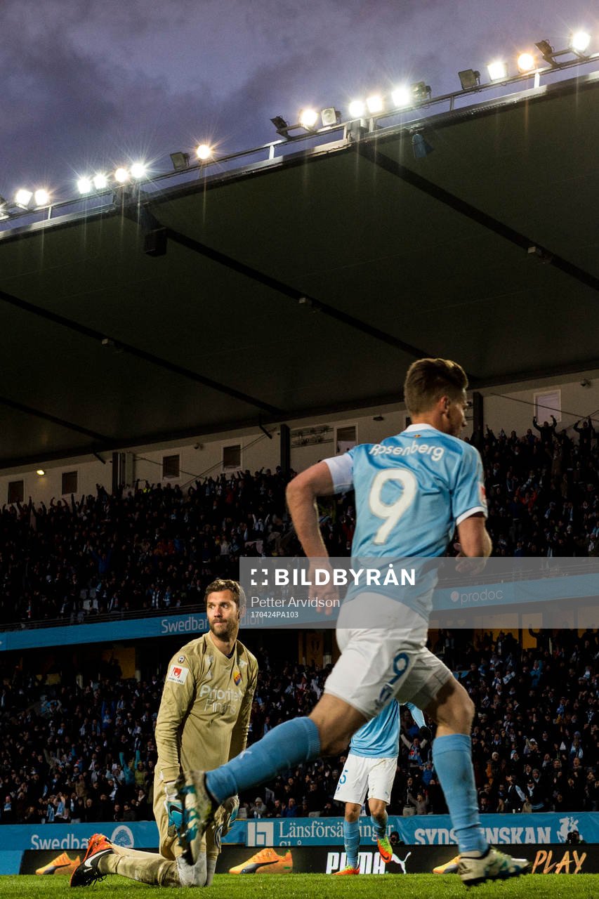 Djurgårdens målvakt Andreas Isaksson deppar