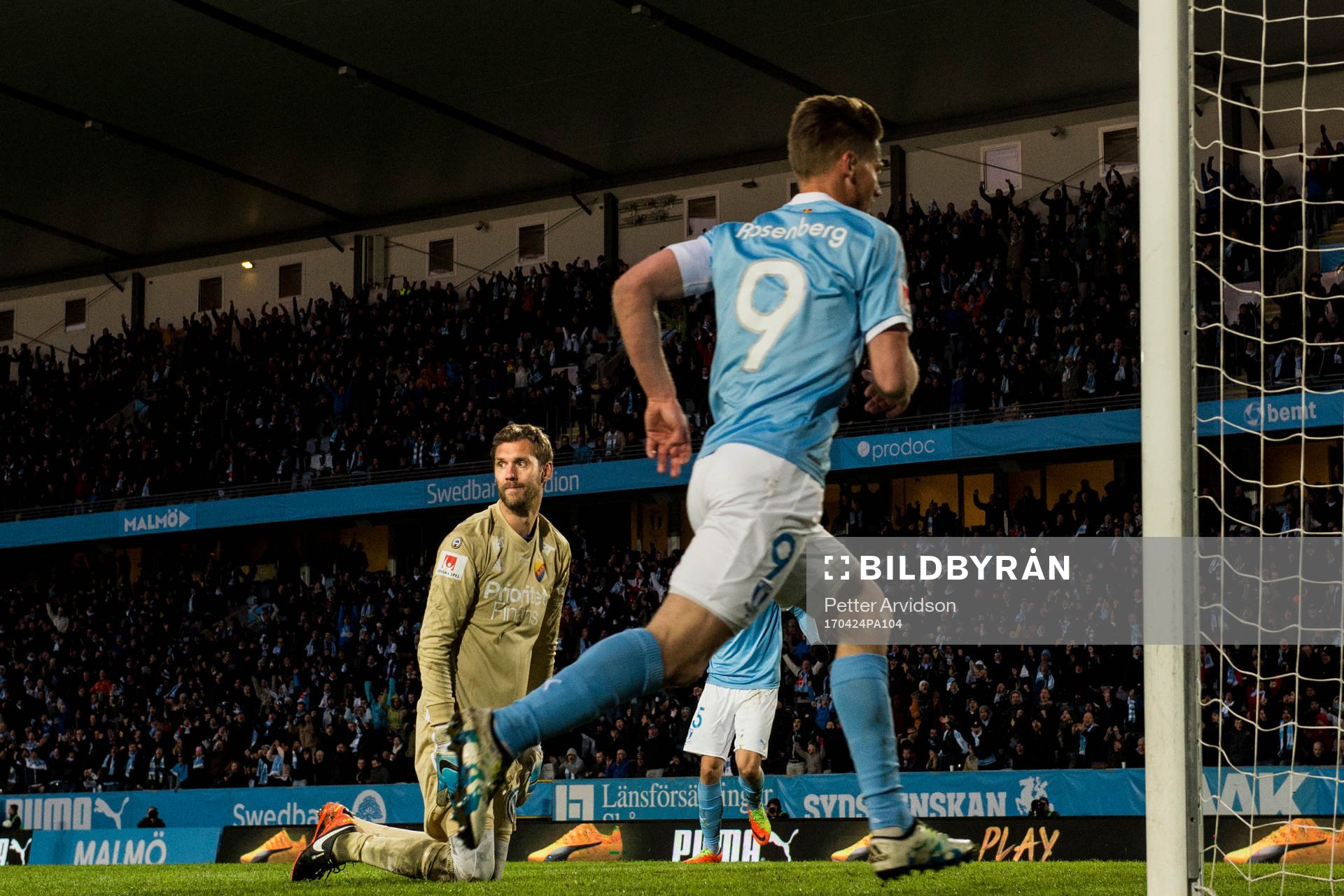Djurgårdens målvakt Andreas Isaksson deppar