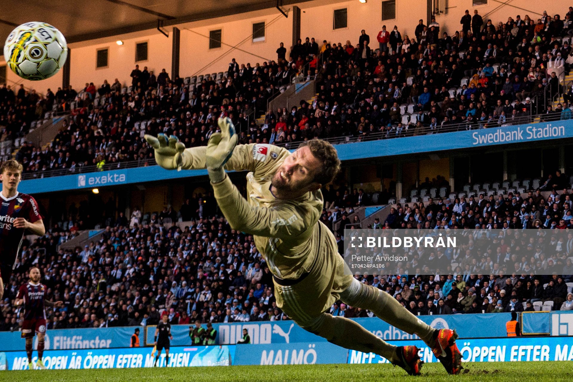 Djurgårdens målvakt Andreas Isaksson gör en räddning under fotbollsmatchen i Allsvenskan mellan Malmö FF och Djurgården den 24 april 2017 i Malmö.
