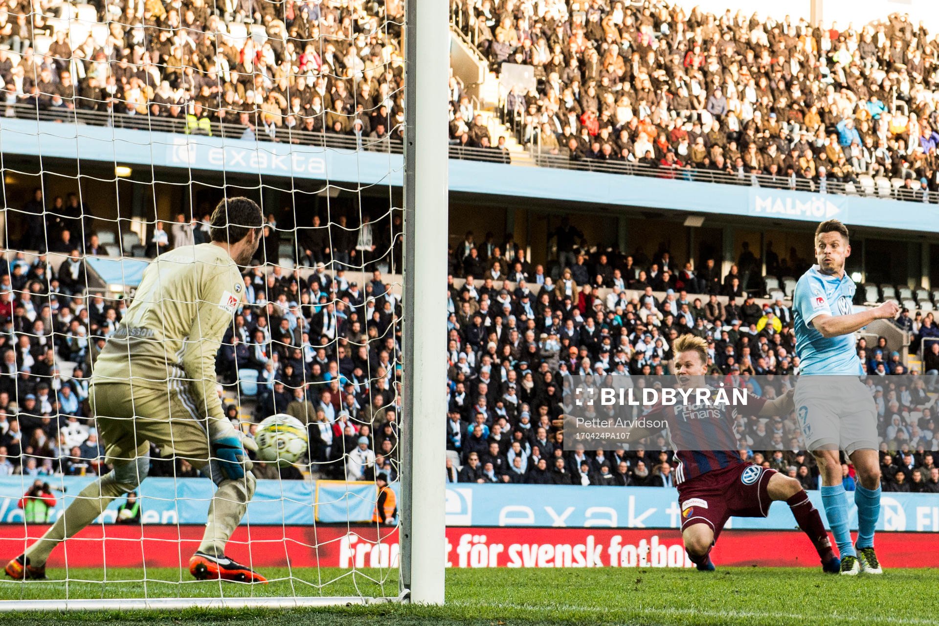 Malmö FFs Markus Rosenberg oroar mot Djurgårdens målvakt