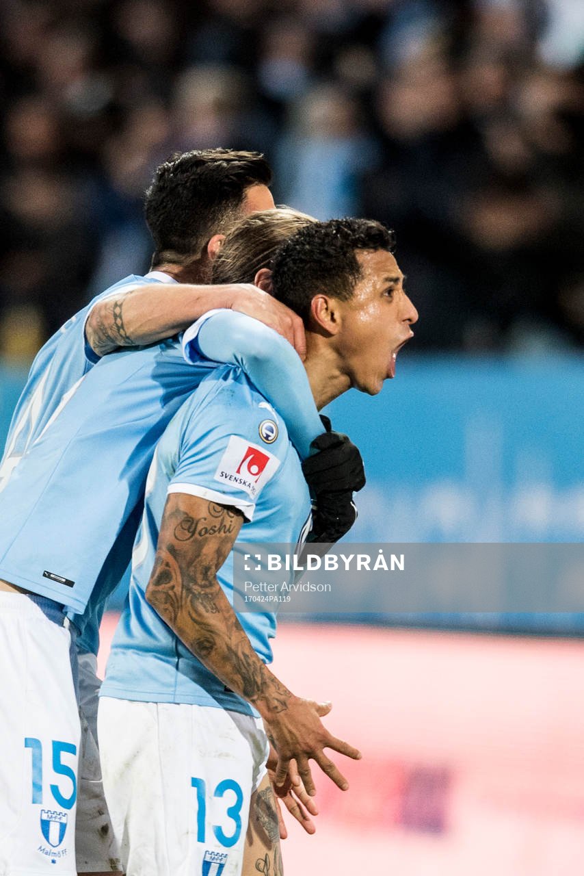 Malmö FFs Yoshimar Yotún jublar med lagkamrater
