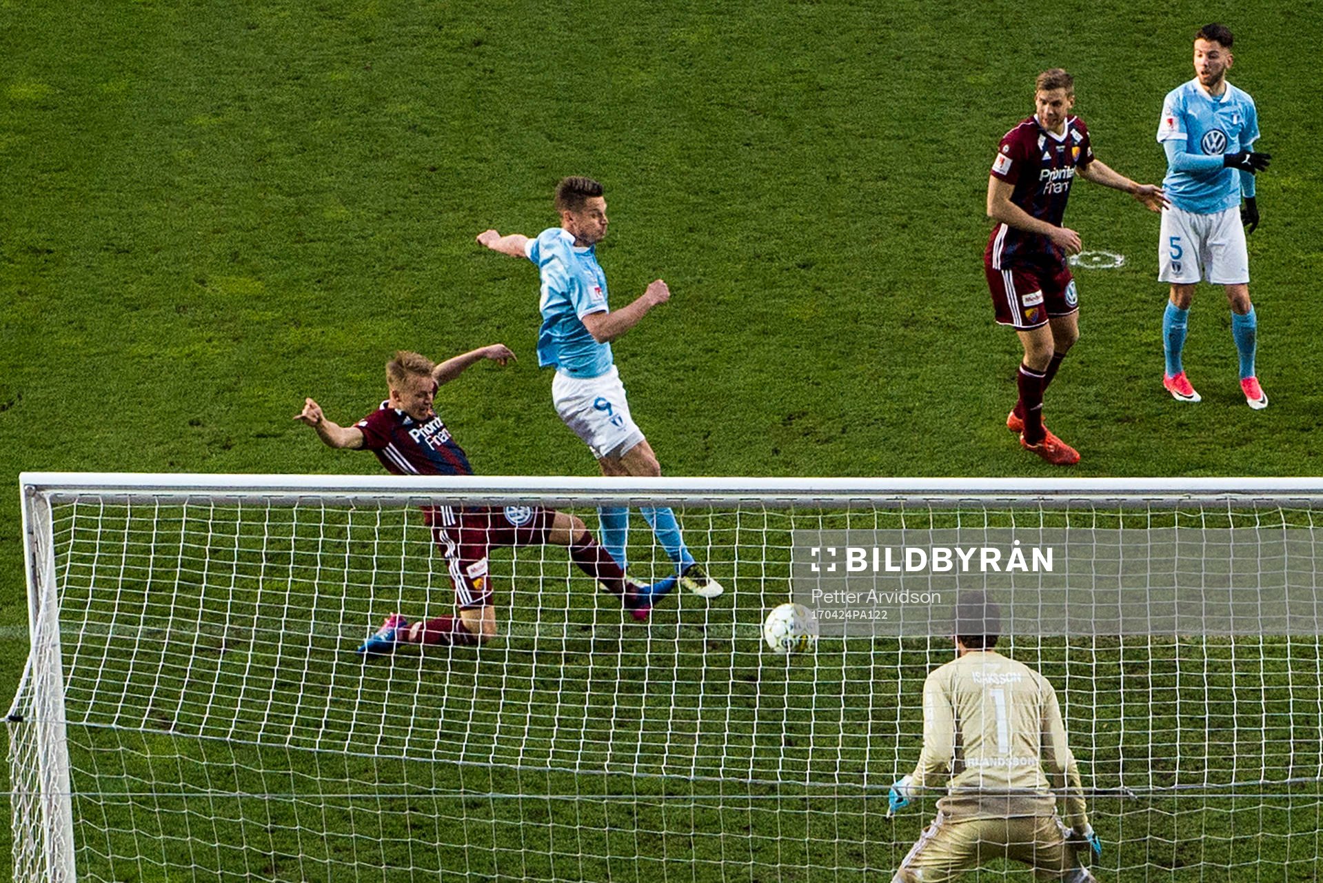 Malmö FFs Markus Rosenberg oroar framför Djurgårdens