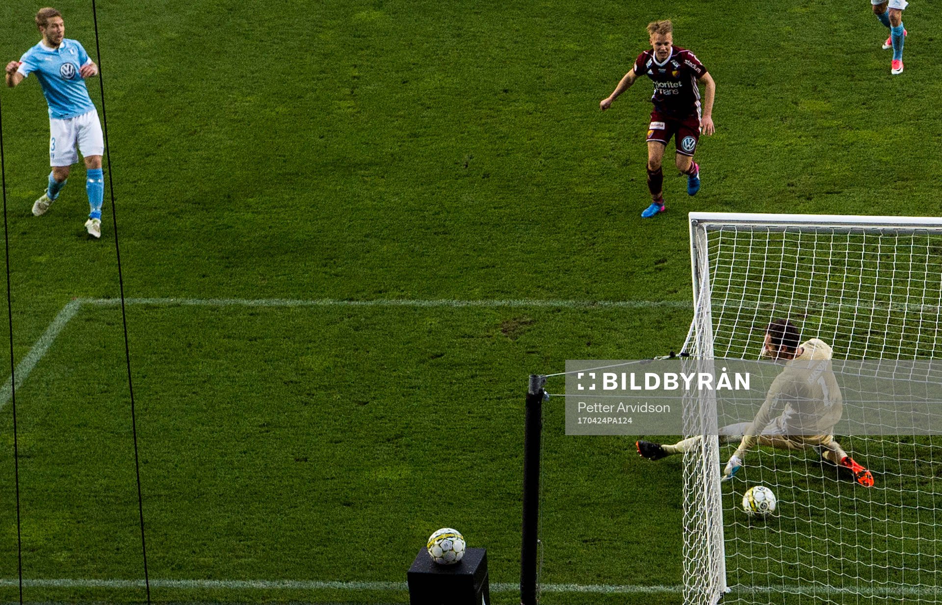 Malmö FFs Anton Tinnerholm (tv) skjuter in 1-0 bakom