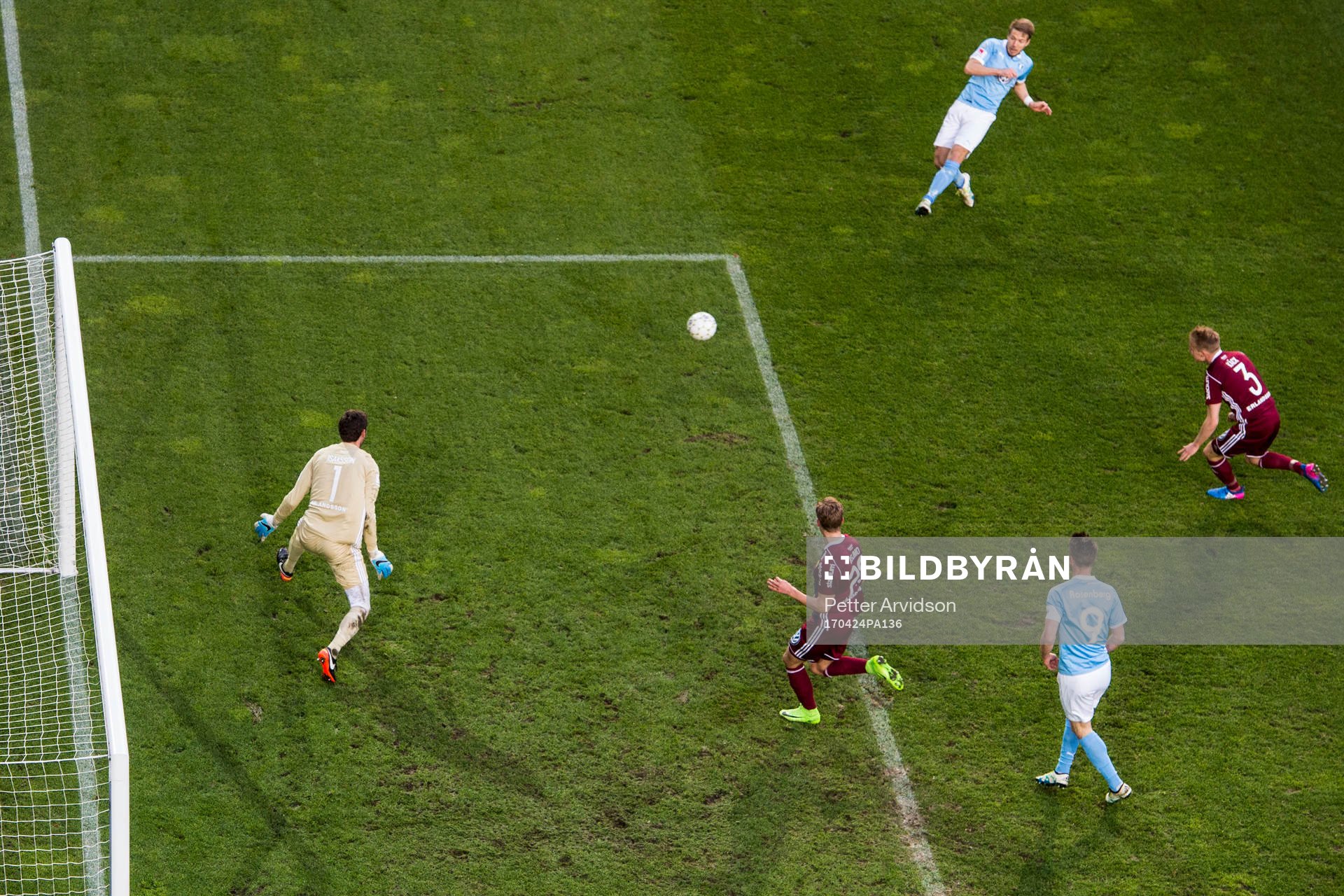 Malmö FFs Anton Tinnerholm skjuter in 1-0 bakom