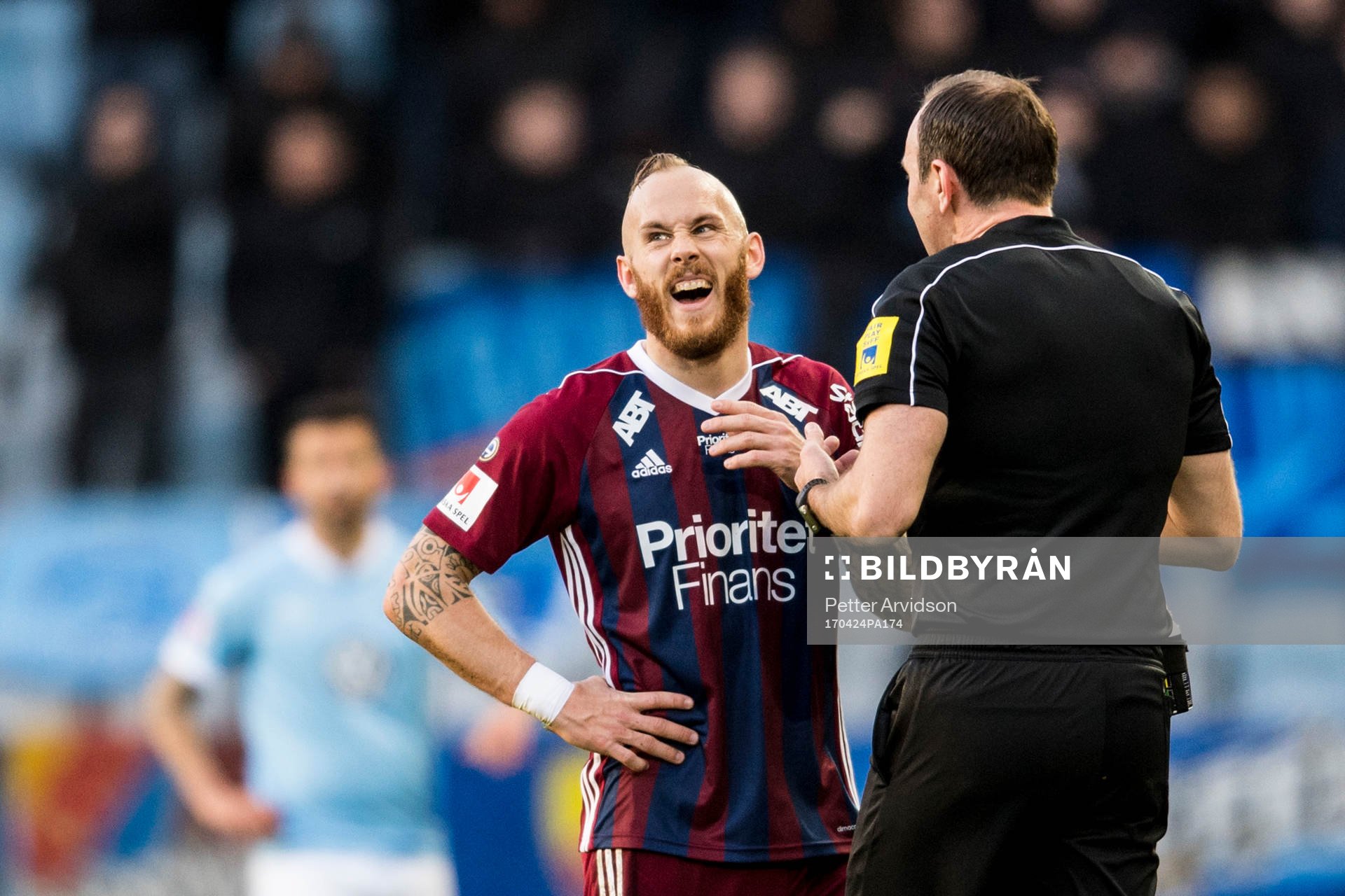 Djurgårdens Magnus Eriksson i samtal med domare Jonas Eriksson under fotbollsmatchen i Allsvenskan mellan Malmö FF och Djurgården den 24 april 2017 i Malmö.