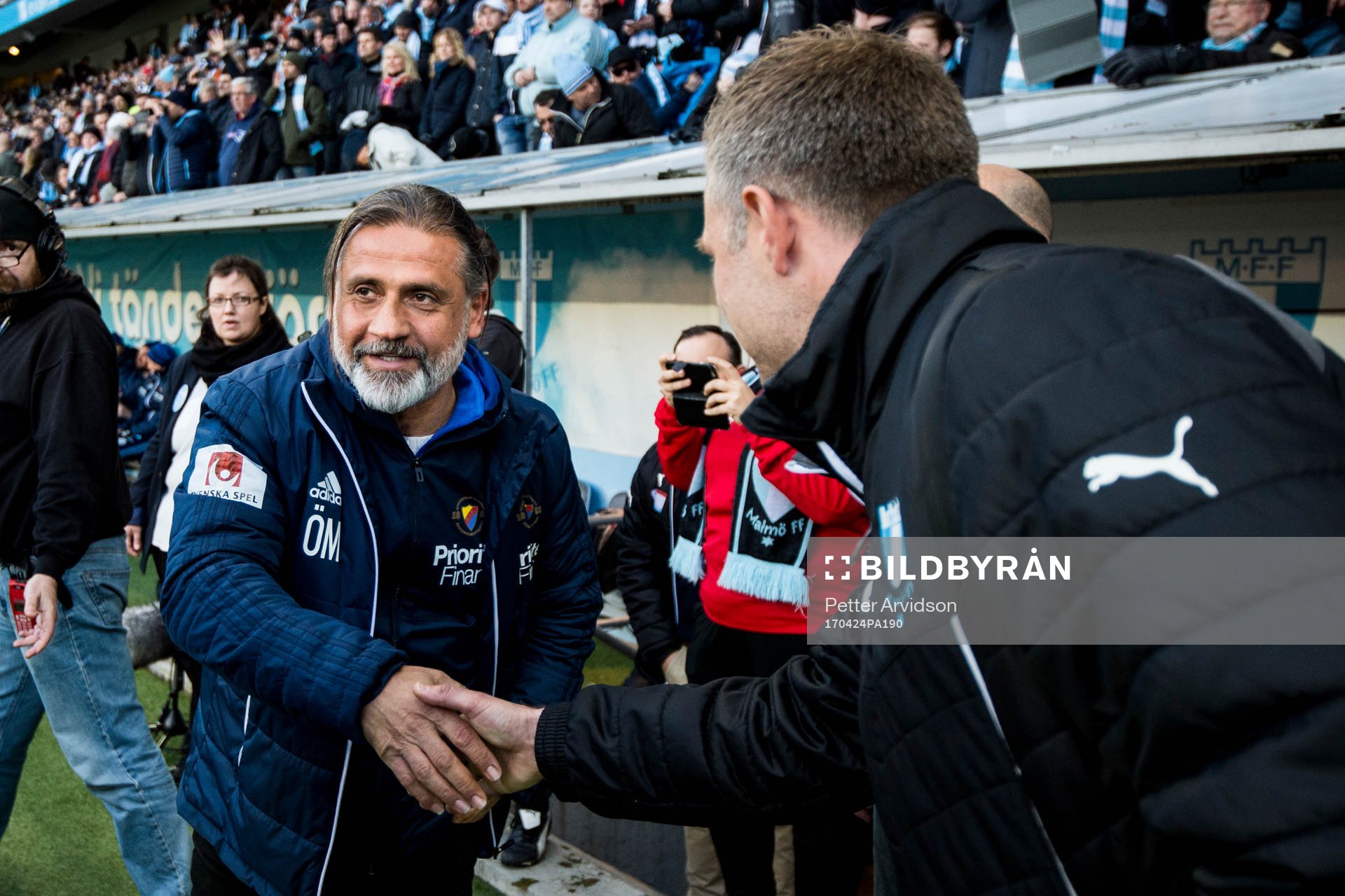 Djurgårdens tränare Özcan Melkemichel hälsar på Malmö