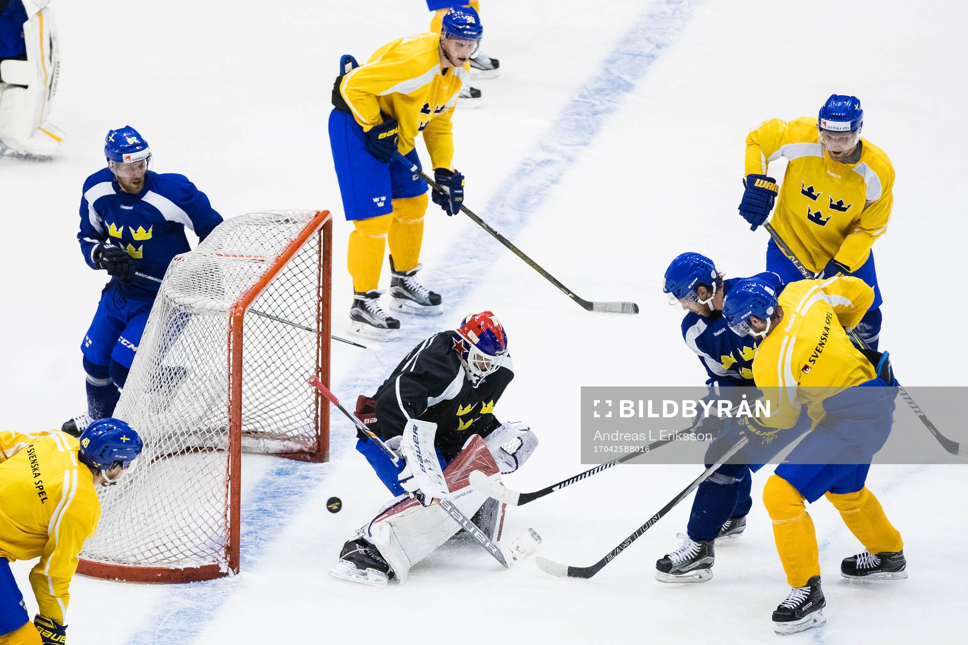 Sveriges målvakt Viktor Fasth släpper förbi en puck