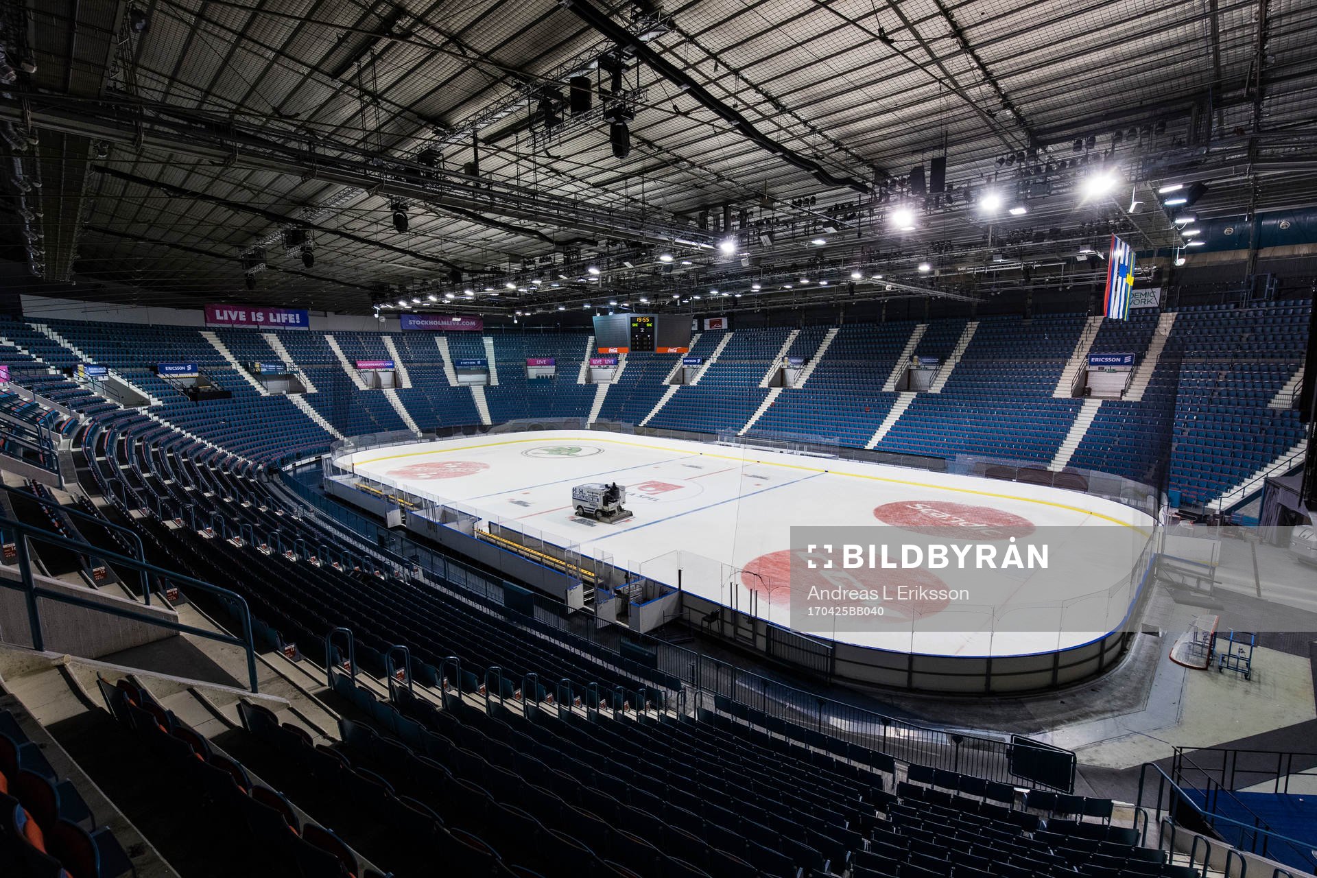 En ismaskin spolar isen på Hovet